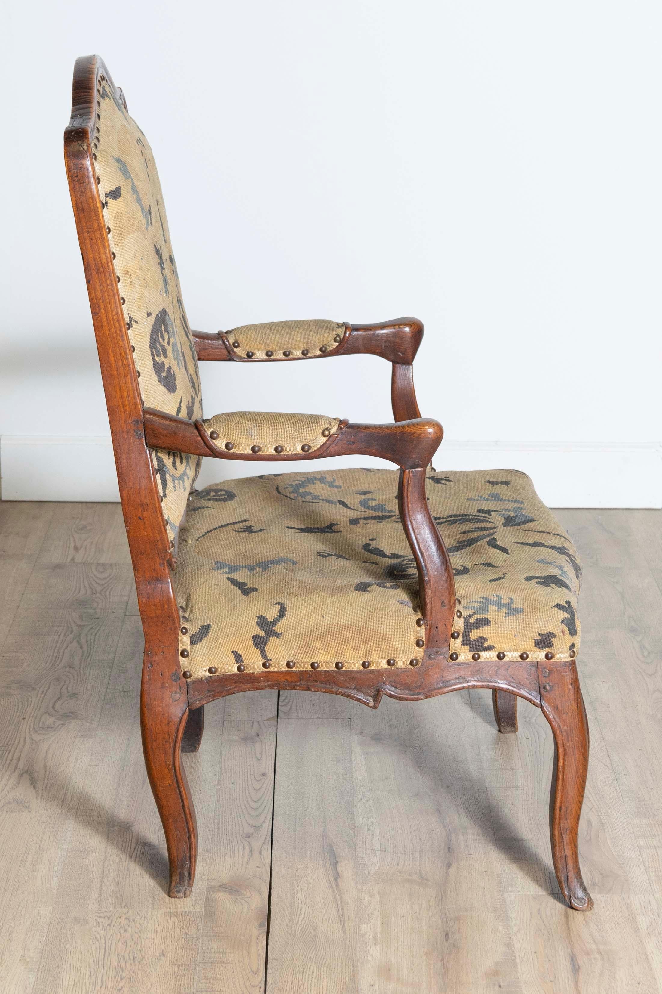 XVIIIe siècle et antérieur Paire de chaises à accoudoirs Louis XV françaises du 18e siècle en vente