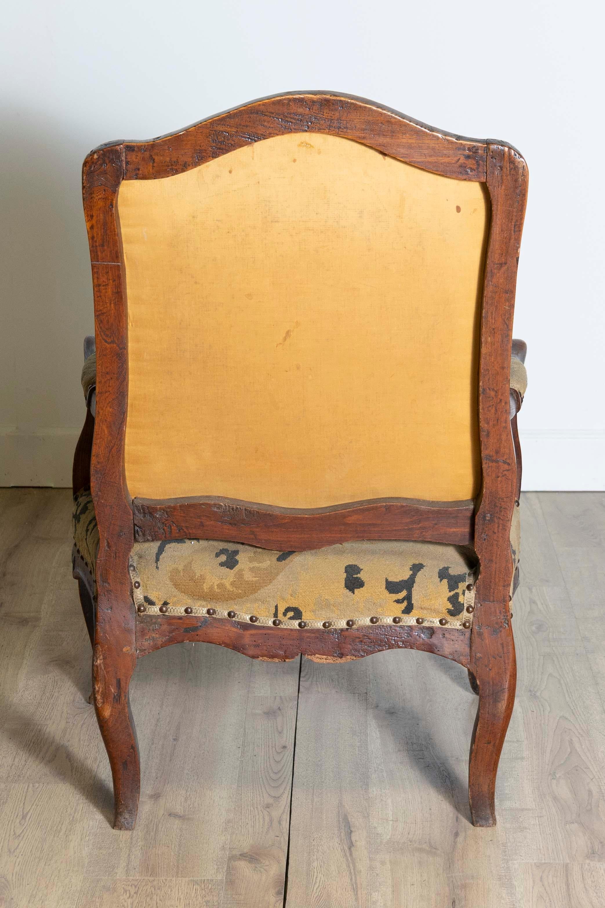 Tissu d'ameublement Paire de chaises à accoudoirs Louis XV françaises du 18e siècle en vente