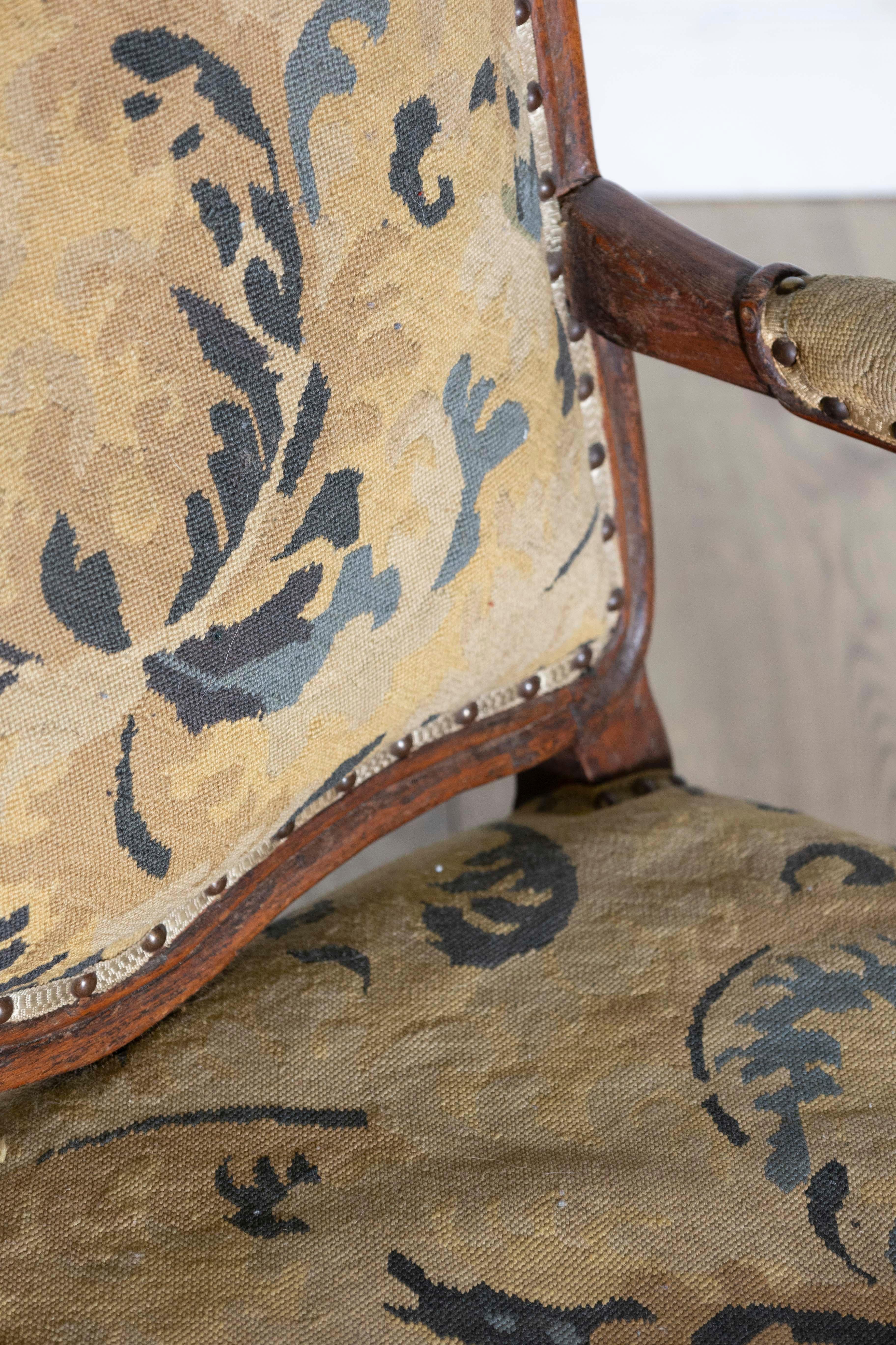 Paire de chaises à accoudoirs Louis XV françaises du 18e siècle en vente 2