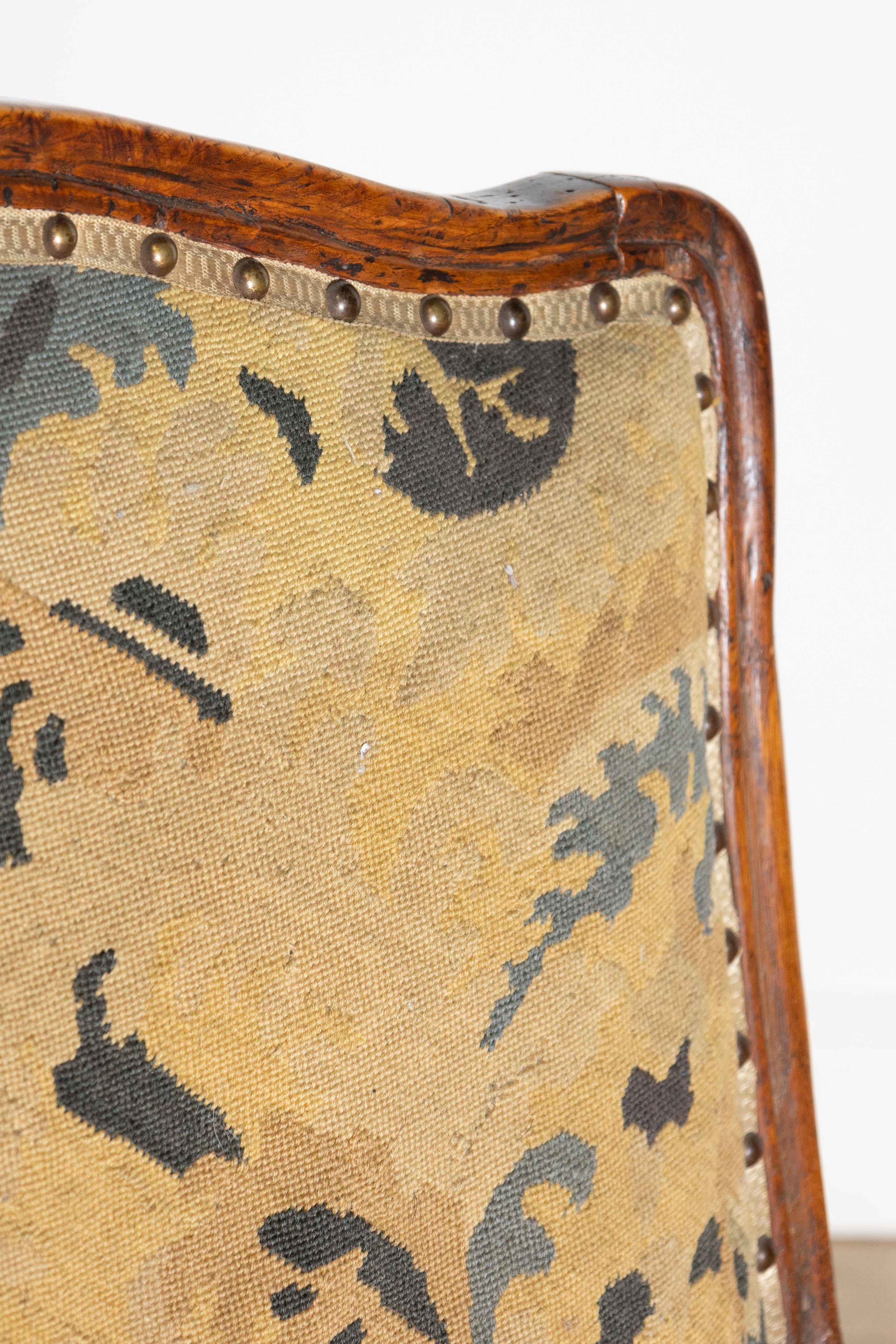 Paire de chaises à accoudoirs Louis XV françaises du 18e siècle en vente 3
