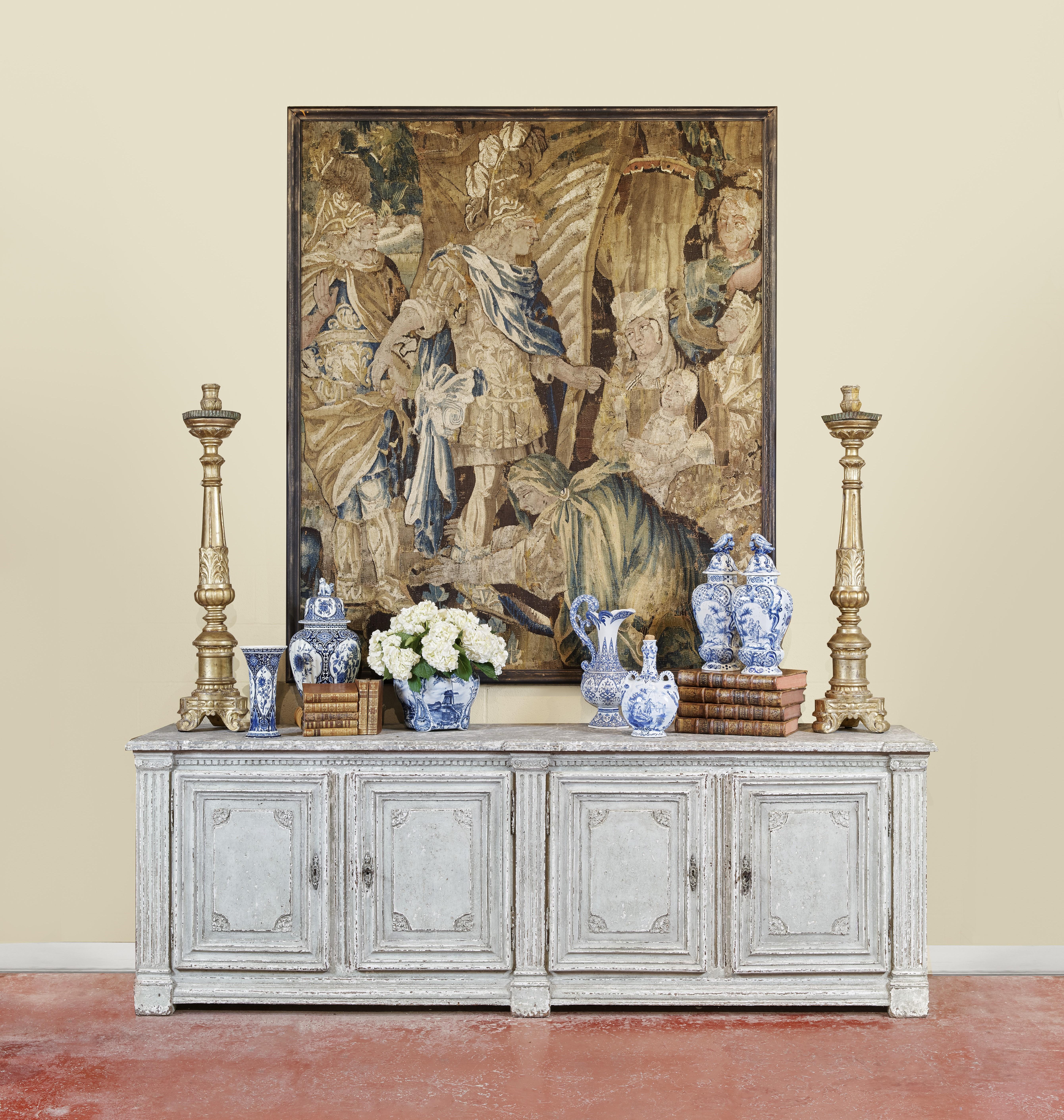 Setzen Sie mit diesem Paar großer, antiker Kerzenständer einen dramatischen Akzent auf Ihrem Esstisch. Die um 1780 in Frankreich geschnitzten, dekorativen Altarstöcke stehen auf Schneckenfüßen und haben exquisite Schnitzereien mit kreisförmigen,