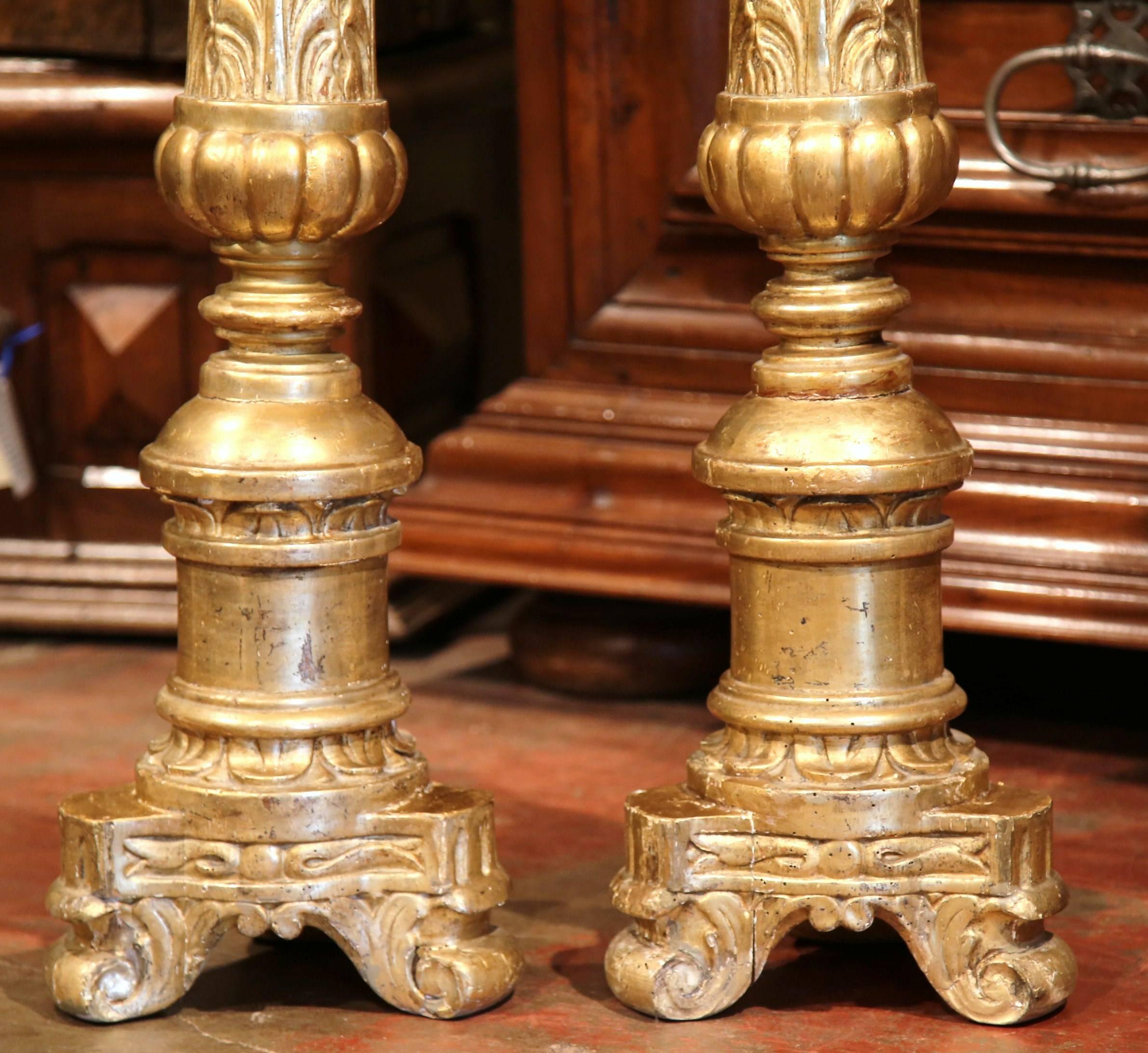 Paar französische Louis XV.-Altarleuchter aus geschnitztem vergoldetem Holz aus dem 18. Jahrhundert im Zustand „Gut“ im Angebot in Dallas, TX