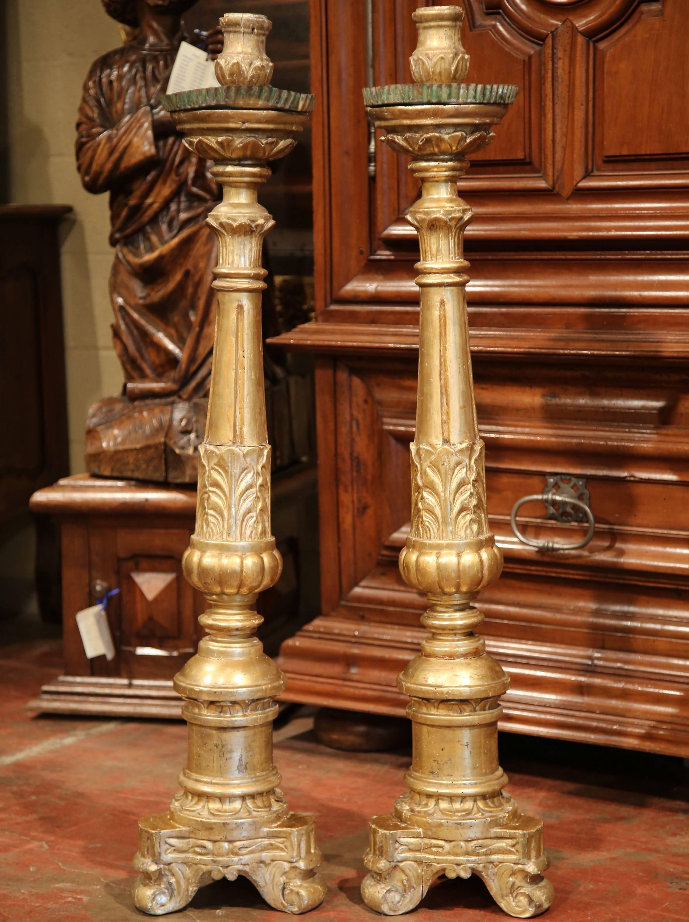 Paar französische Louis XV.-Altarleuchter aus geschnitztem vergoldetem Holz aus dem 18. Jahrhundert (Gips) im Angebot