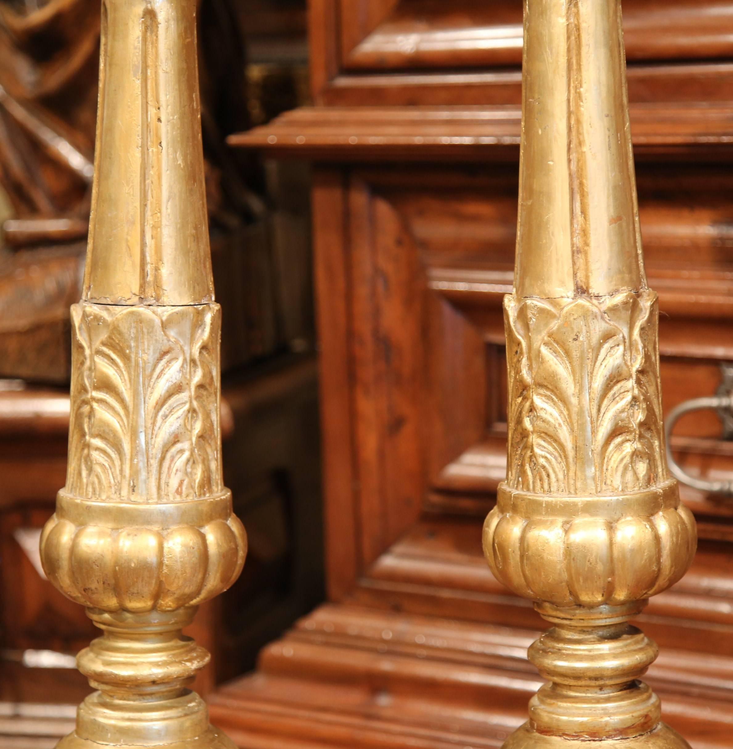 Paar französische Louis XV.-Altarleuchter aus geschnitztem vergoldetem Holz aus dem 18. Jahrhundert im Angebot 1