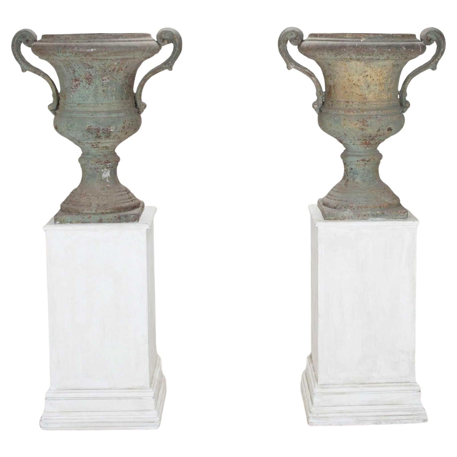 Coppia di urne in ferro di epoca Luigi XV francese del XVIII secolo