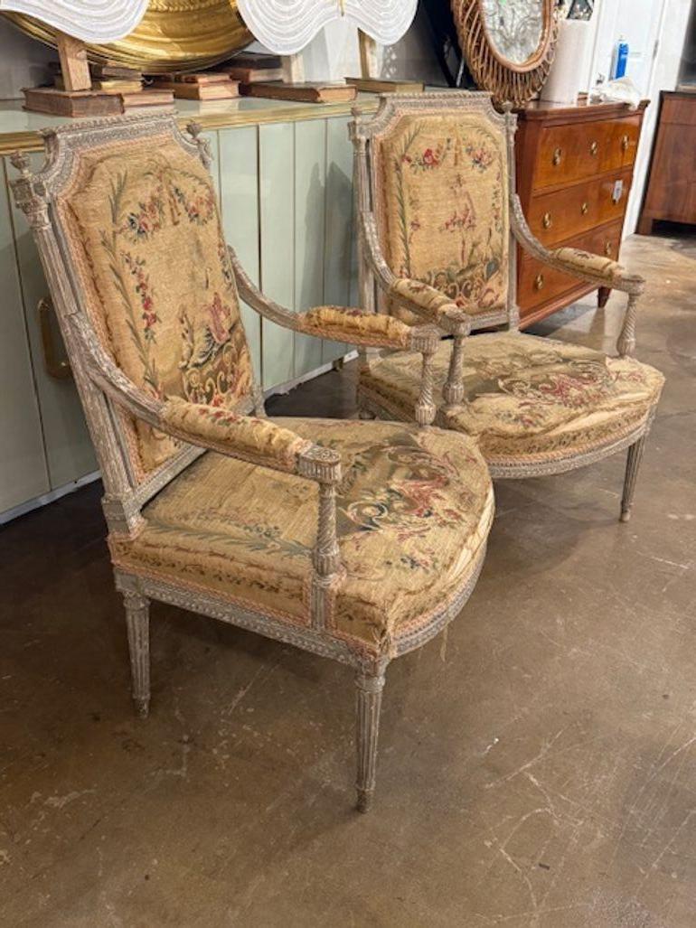 El producto es un conjunto de sillones antiguos Luis XVI franceses del siglo XVIII con diseño original de Aubusson. Estas elegantes sillas muestran el inconfundible estilo de la época de Luis XVI, con sus intrincados diseños y su clásica estética