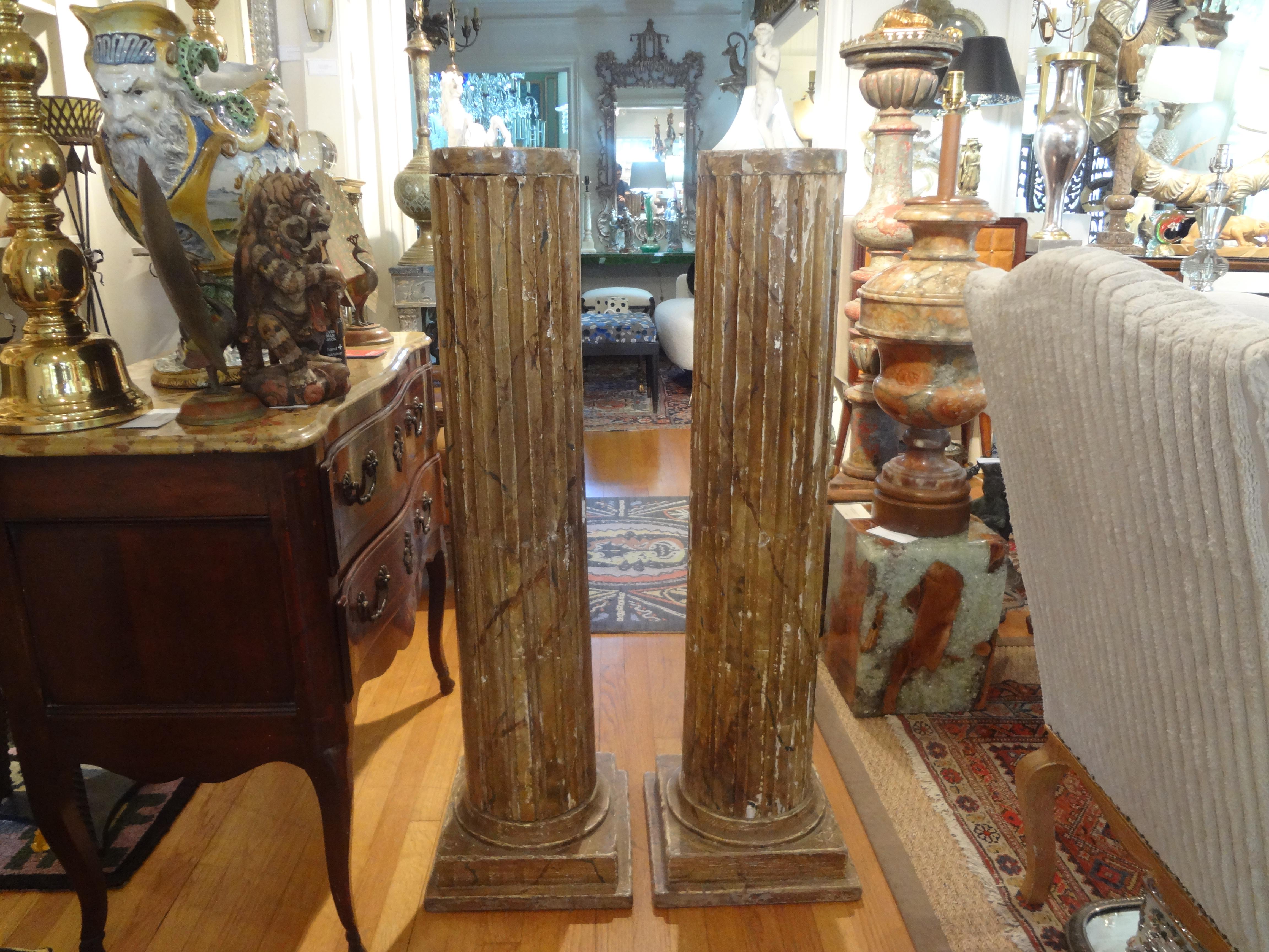 Paar französische Louis-XVI-Säulensockel aus geschnitztem Holz aus dem 18. Jahrhundert im Angebot 7