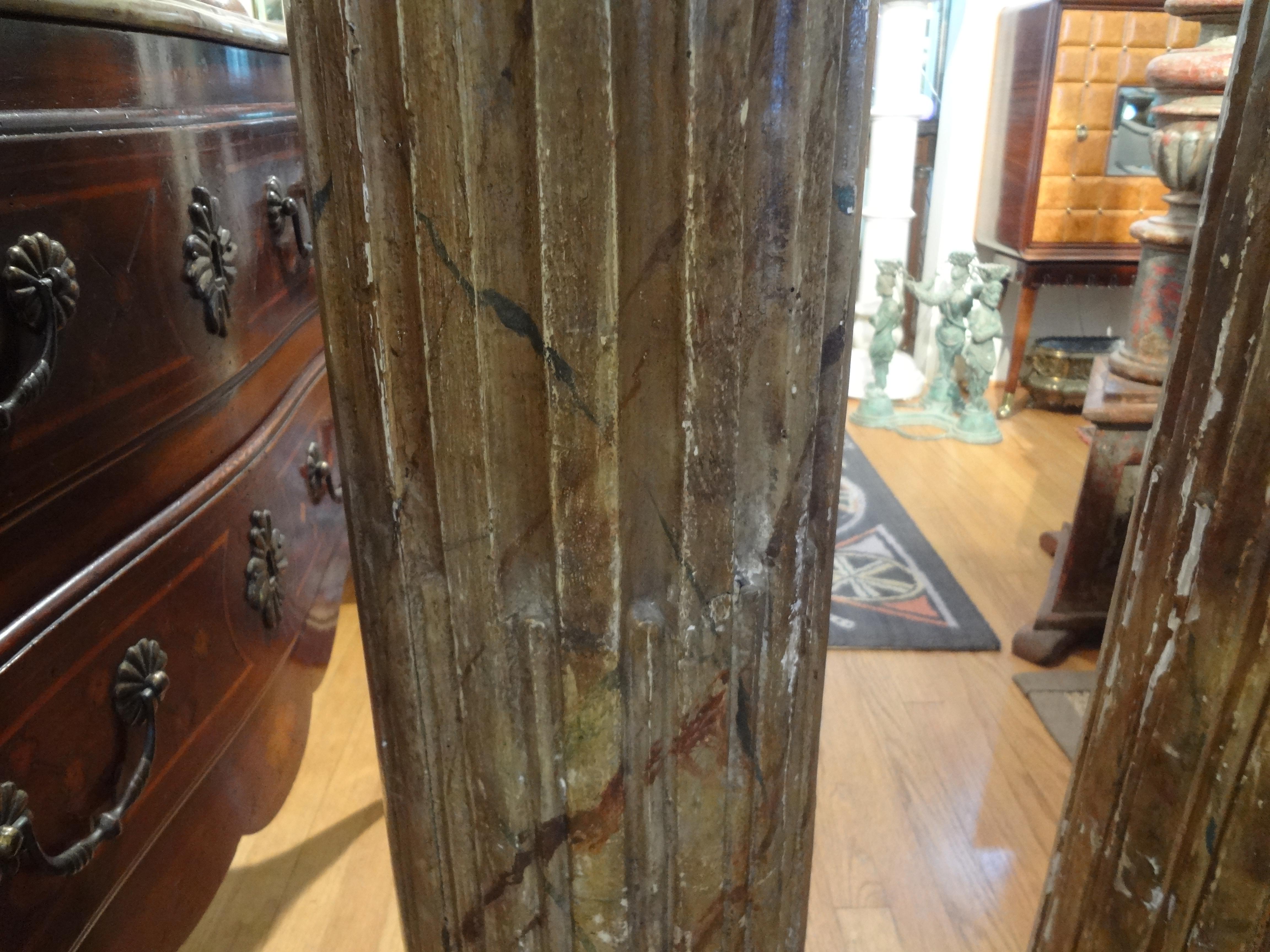 Paar französische Louis-XVI-Säulensockel aus geschnitztem Holz aus dem 18. Jahrhundert (Französisch) im Angebot