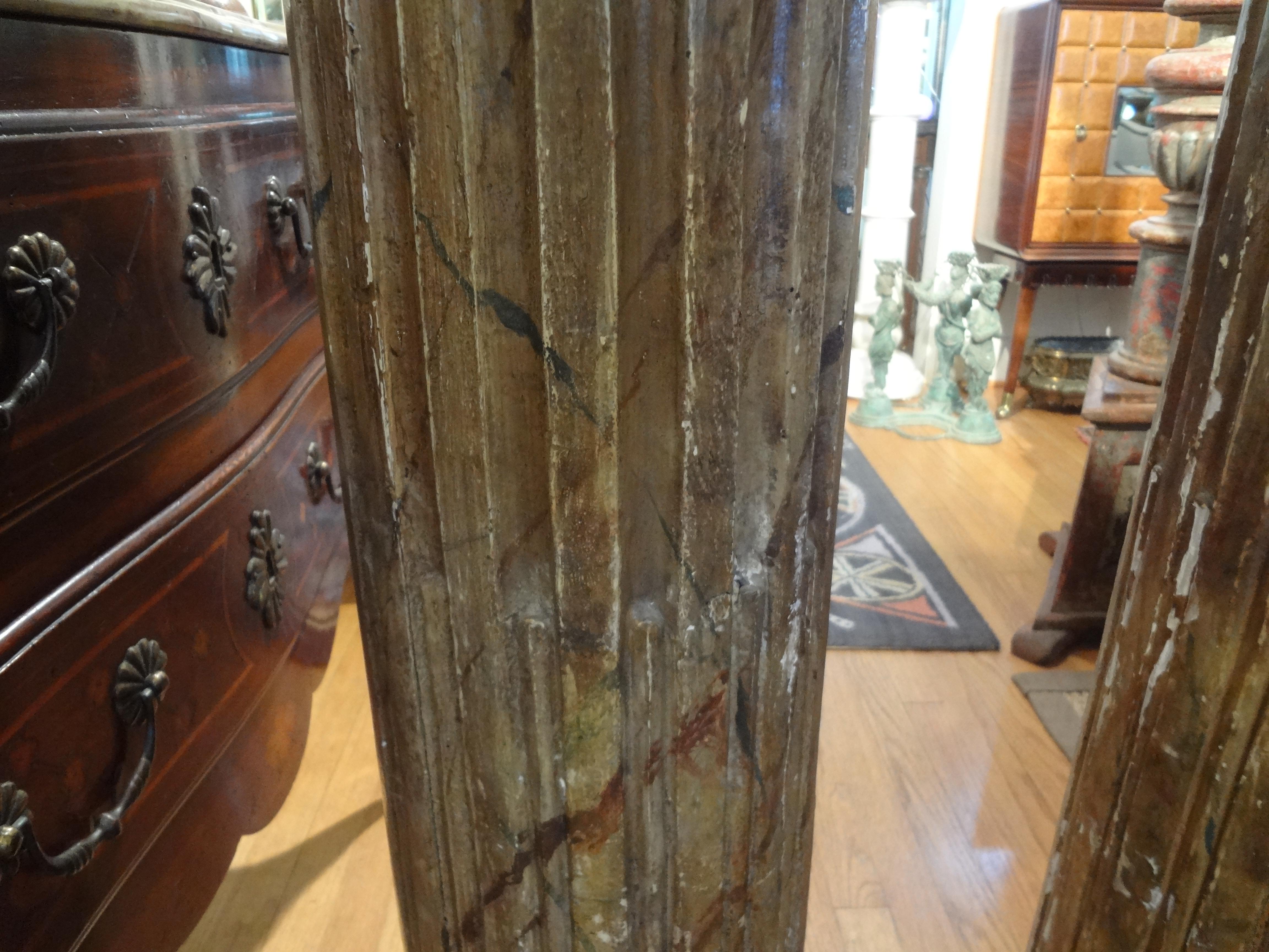 Coppia di piedistalli a colonna in legno intagliato Luigi XVI del XVIII secolo In condizioni buone in vendita a Houston, TX
