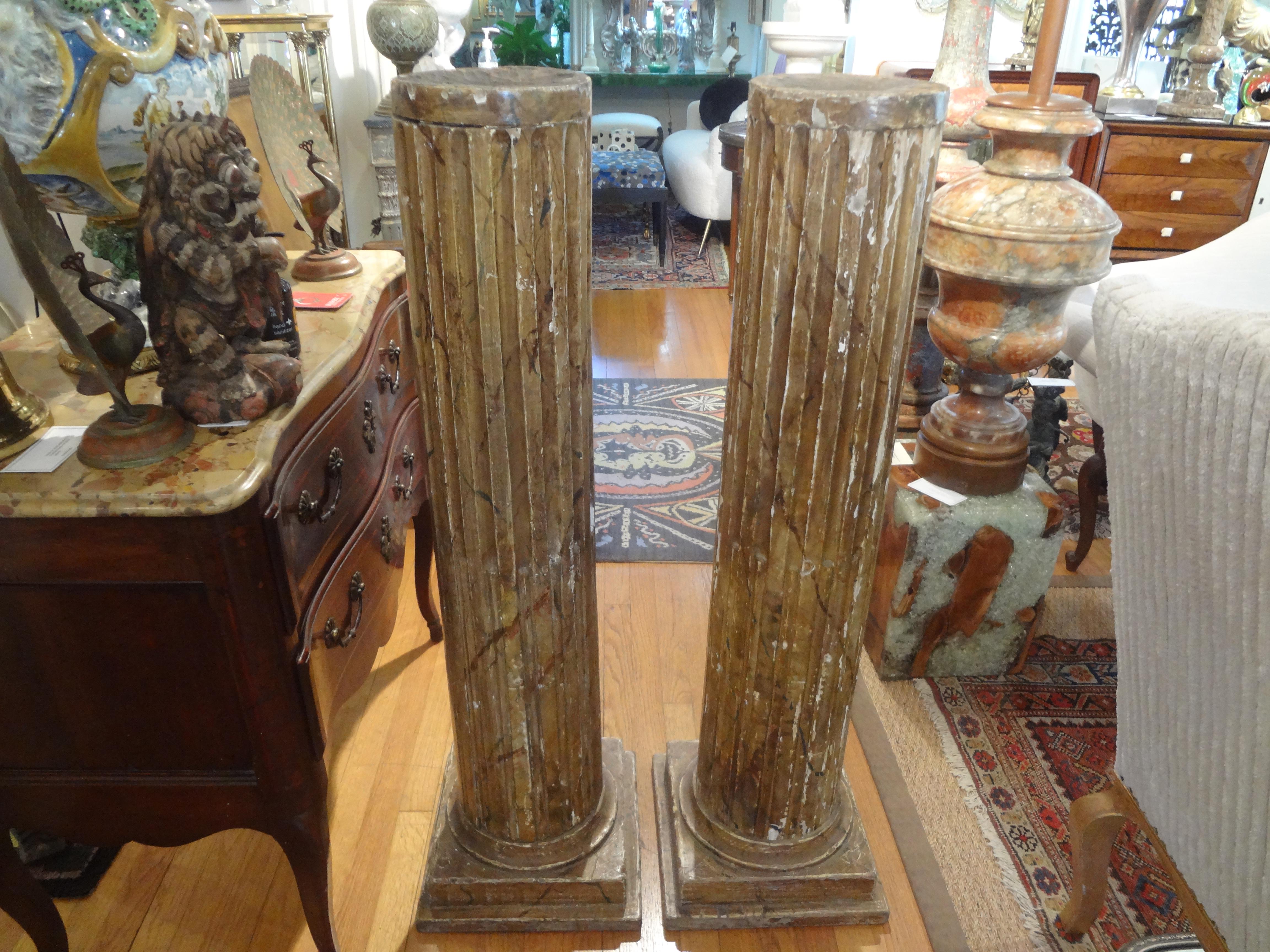 Paar französische Louis-XVI-Säulensockel aus geschnitztem Holz aus dem 18. Jahrhundert im Angebot 1