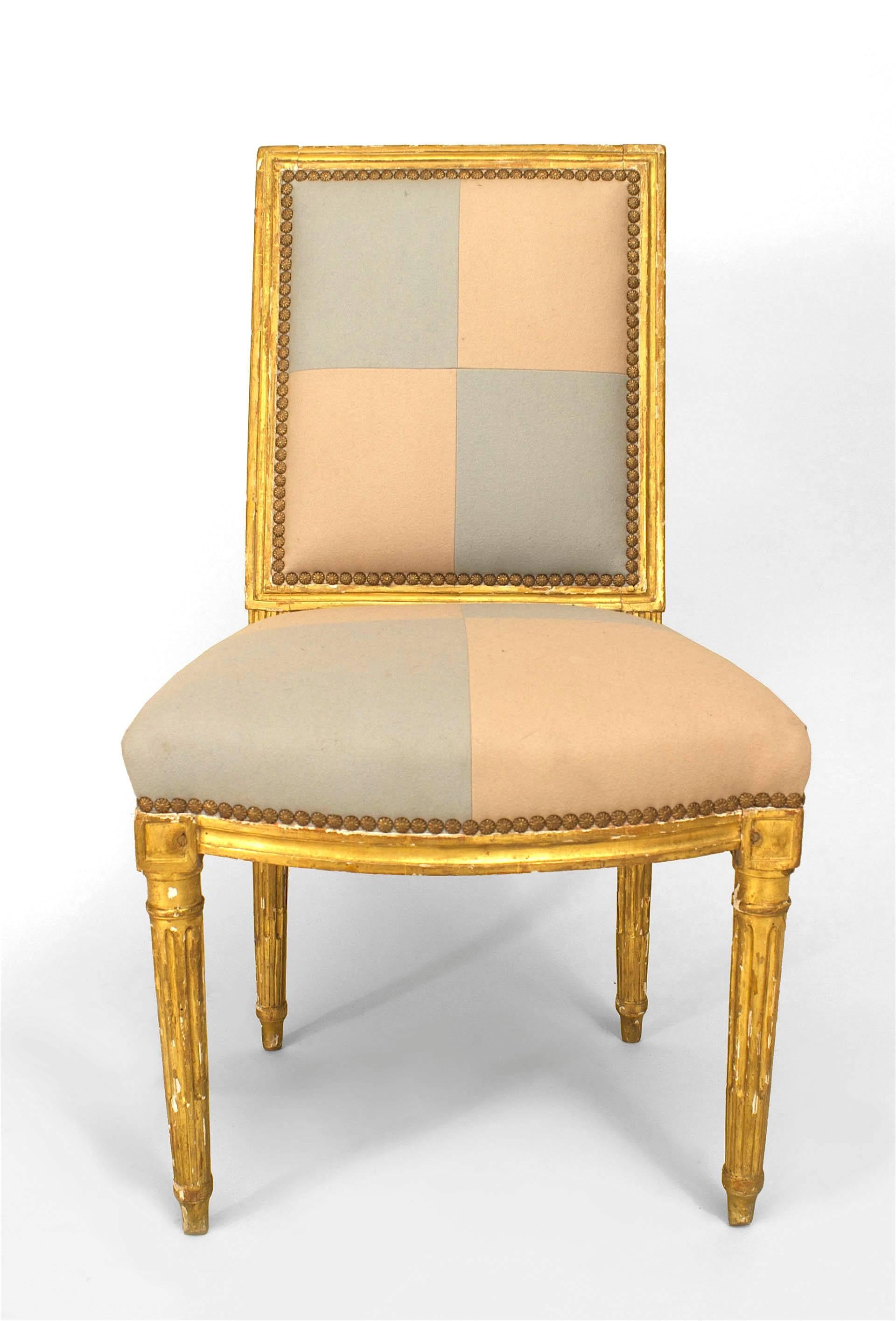 Français Paire de chaises d'appoint françaises Louis XVI dorées et dorées en vente