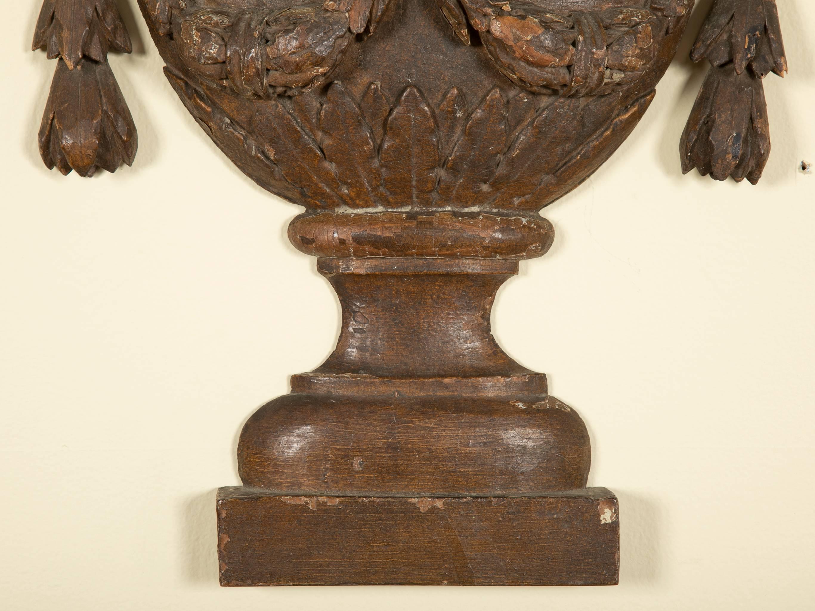 Pair of 18th Century French Neoclassical Carved Wood Urns In Excellent Condition In Stamford, CT