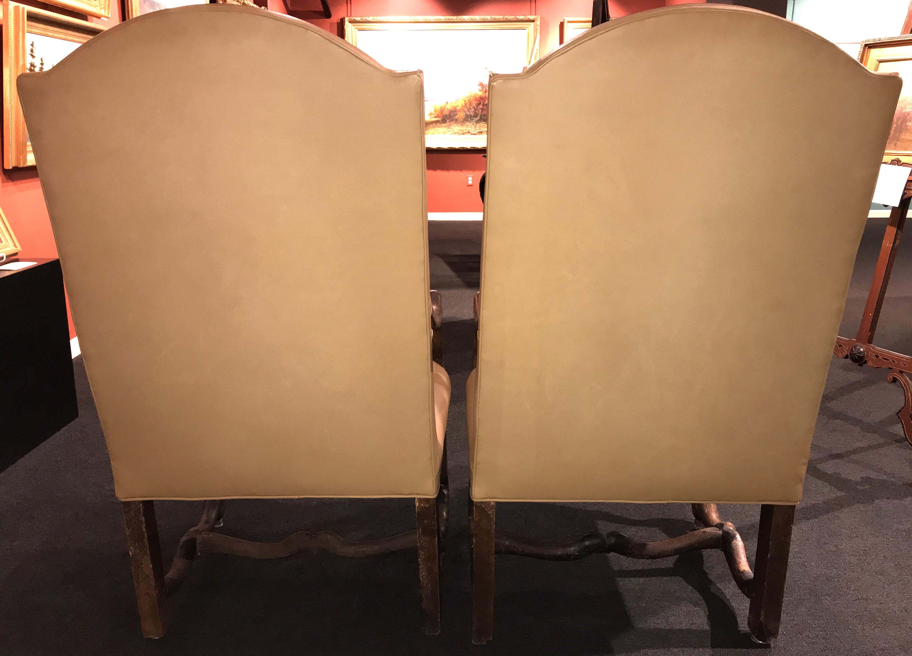 Paar französische Os Du Mouton-Sessel aus Nussbaumholz aus dem 18. Jahrhundert (Französisch) im Angebot
