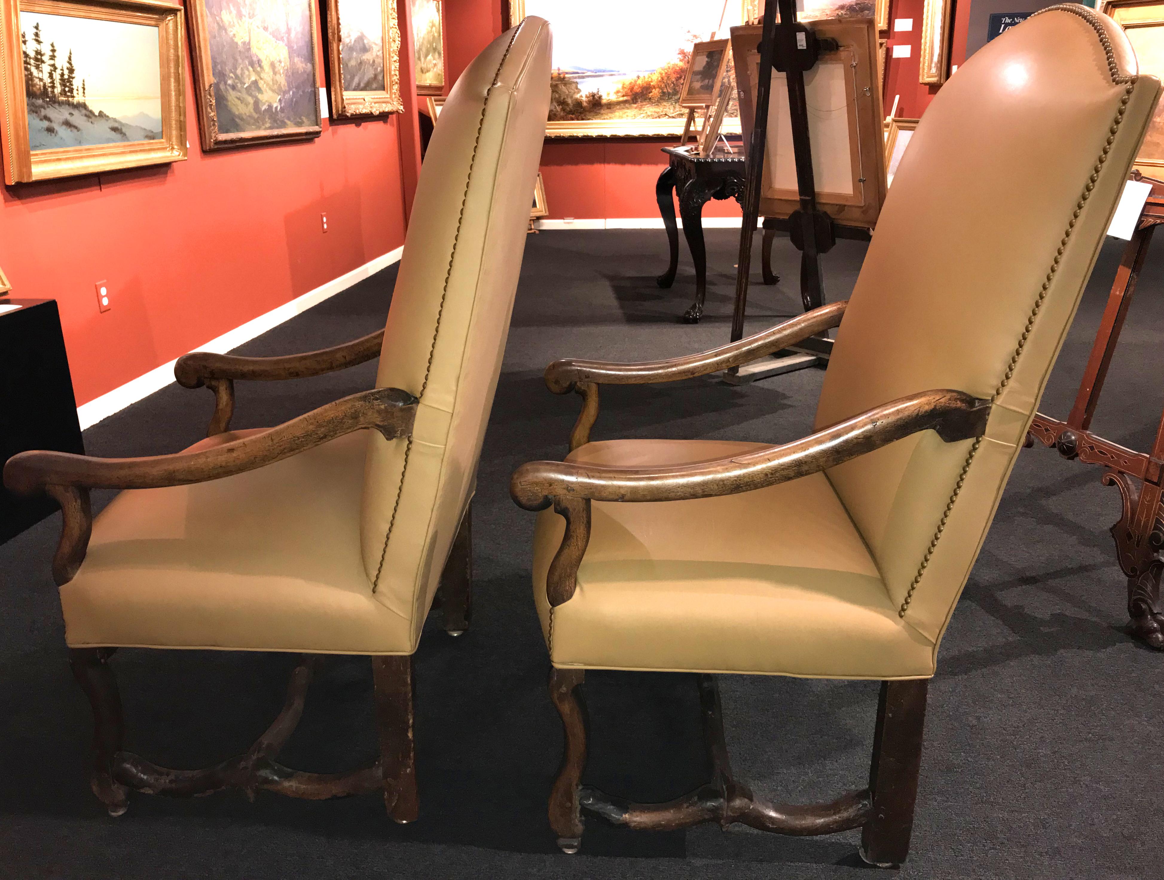 Paar französische Os Du Mouton-Sessel aus Nussbaumholz aus dem 18. Jahrhundert (Handgeschnitzt) im Angebot