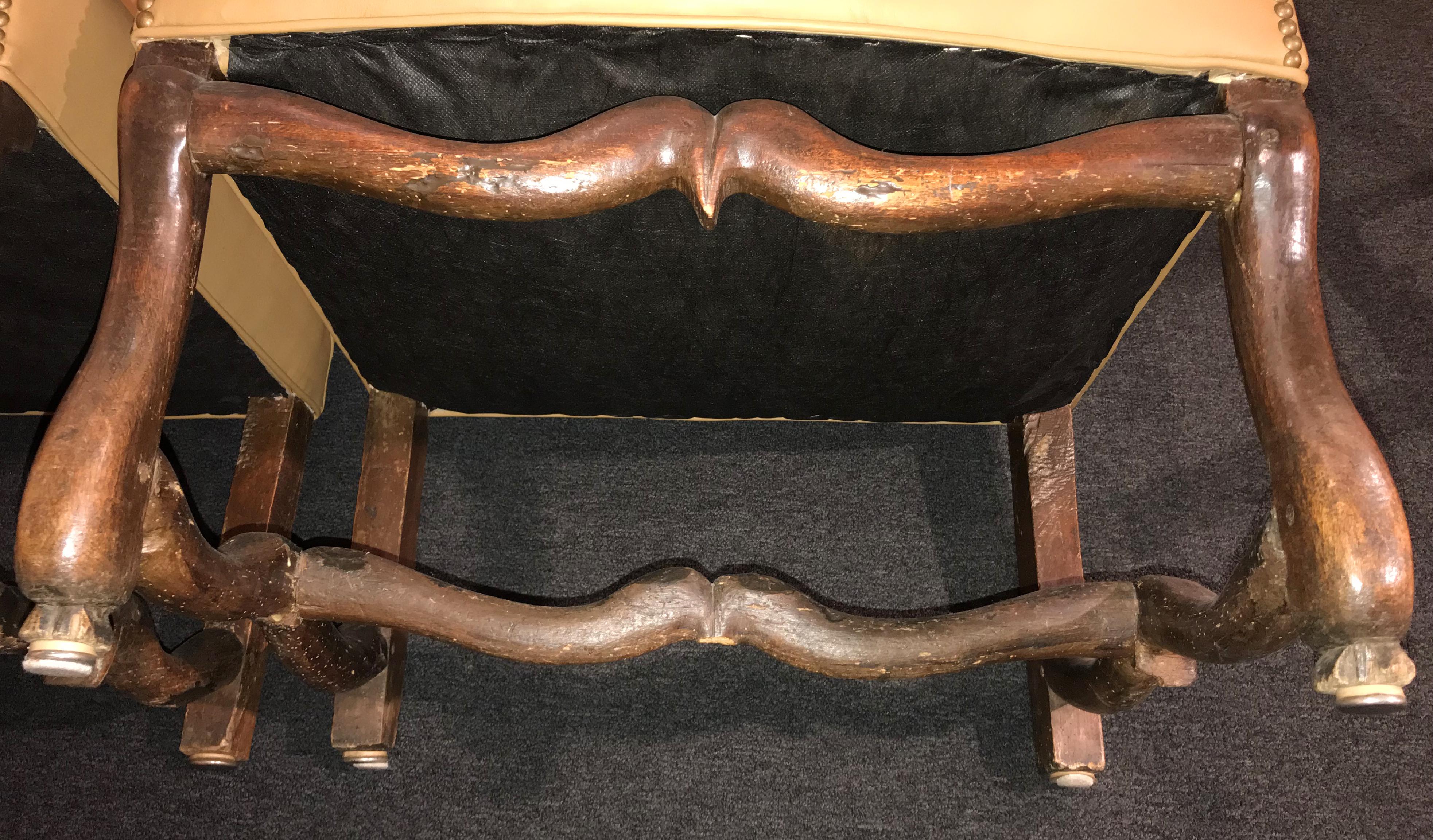 Paar französische Os Du Mouton-Sessel aus Nussbaumholz aus dem 18. Jahrhundert (Leder) im Angebot
