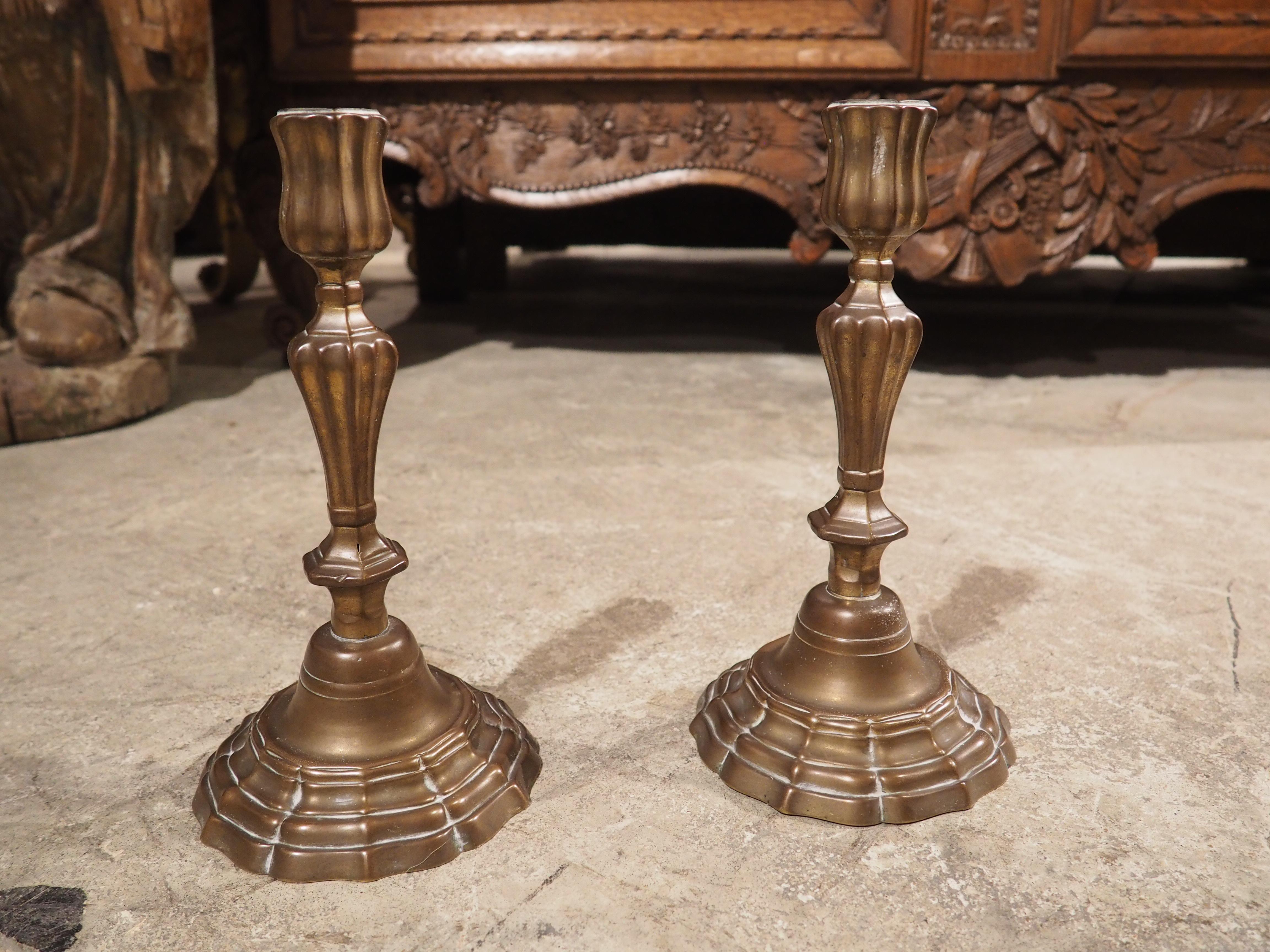 Coppia di candelieri in bronzo patinato francese del XVIII secolo in vendita 3