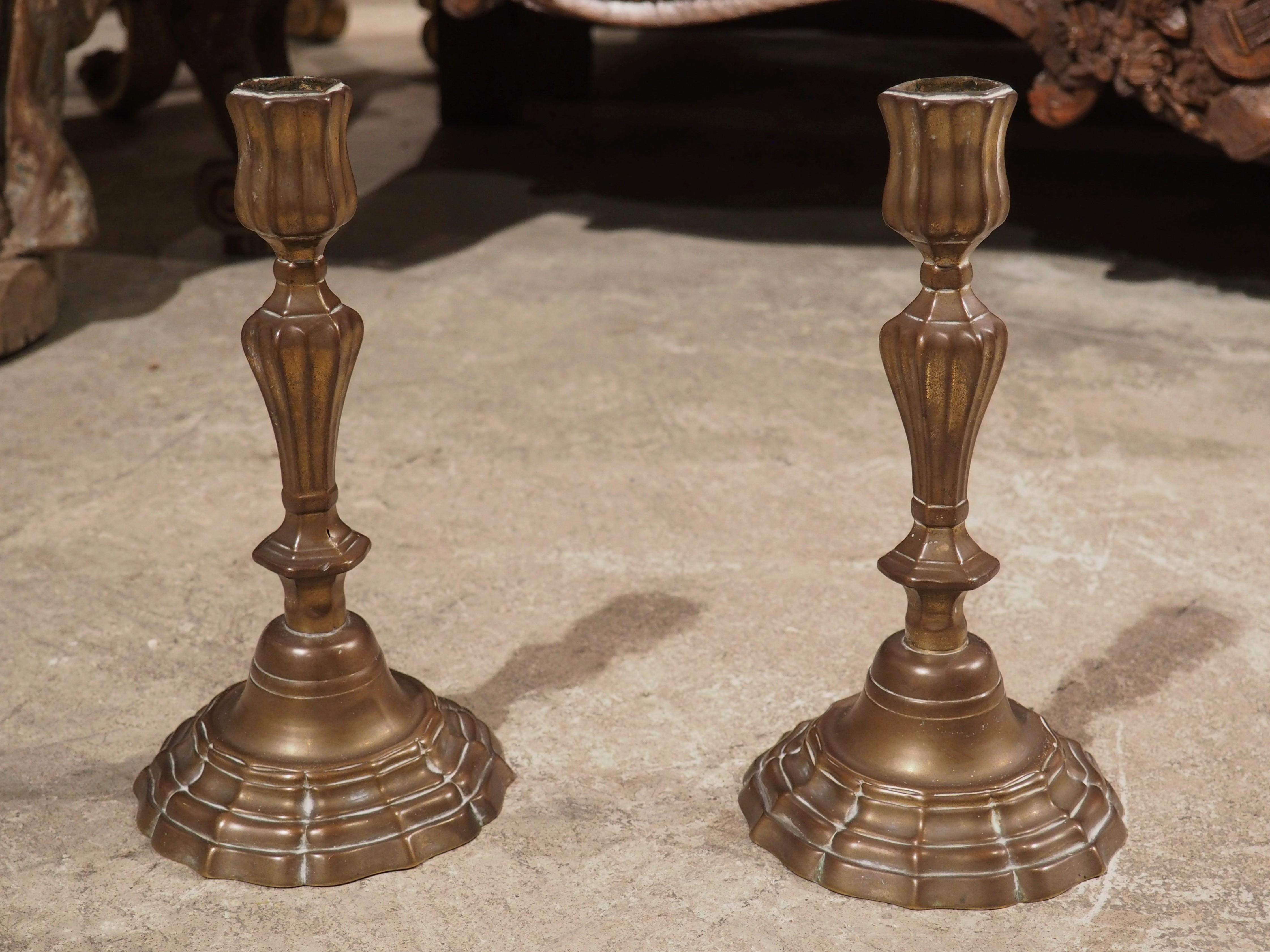 Luigi XIV Coppia di candelieri in bronzo patinato francese del XVIII secolo in vendita