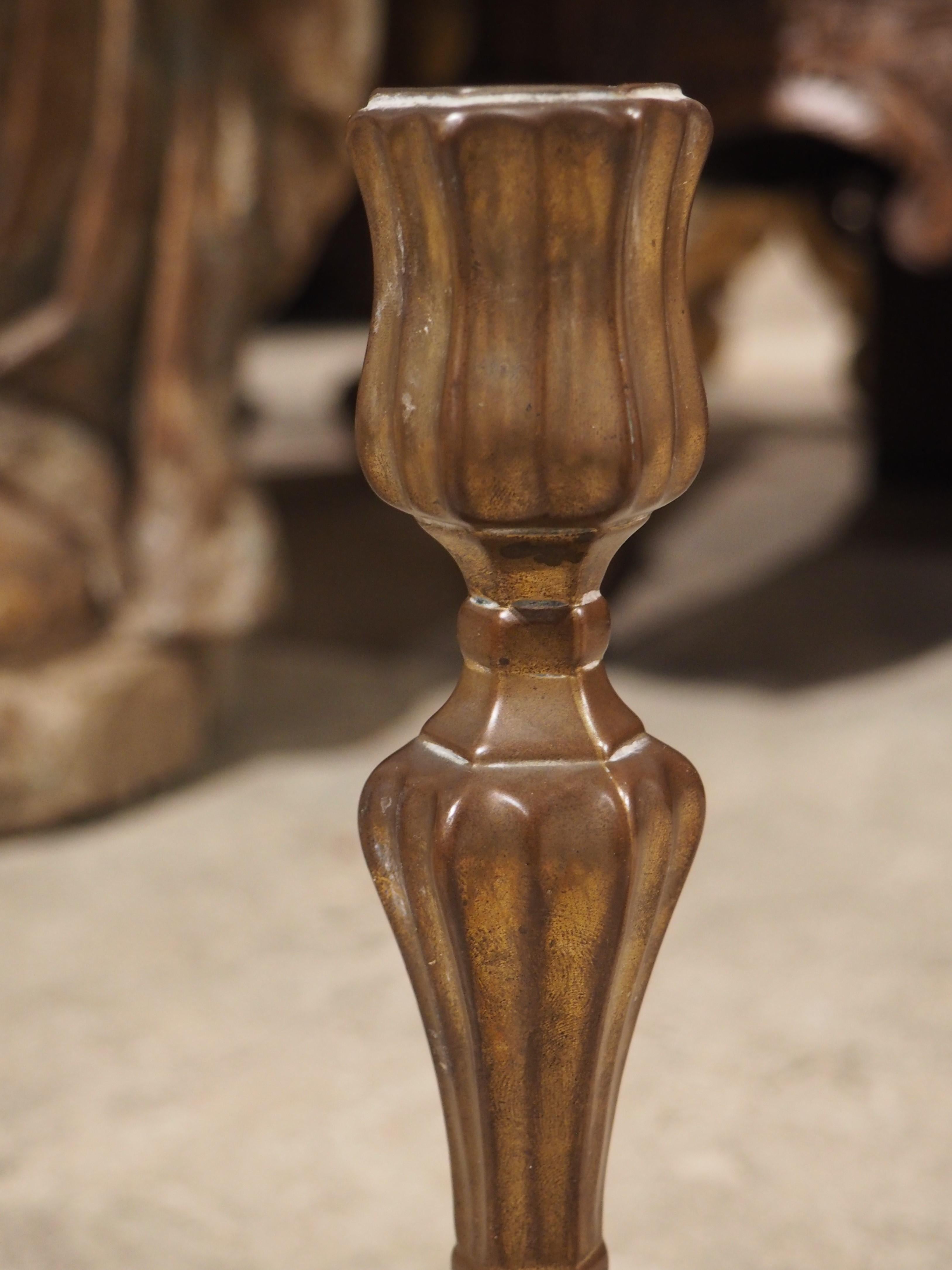 Fino al XVIII secolo Coppia di candelieri in bronzo patinato francese del XVIII secolo in vendita