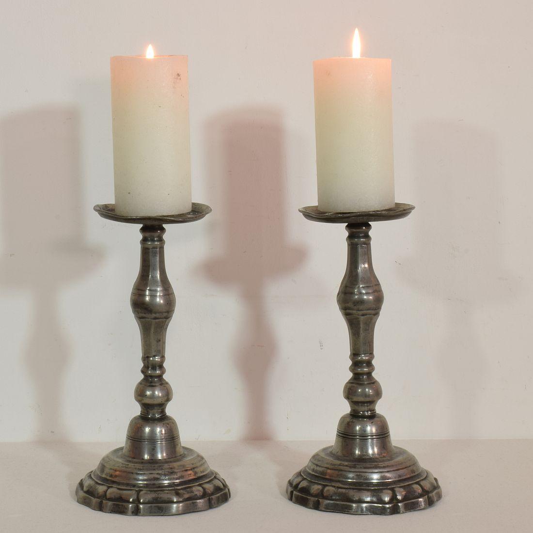 Great pair of pewter candleholders in a very good condition.
France, circa 1750.
Good condition.