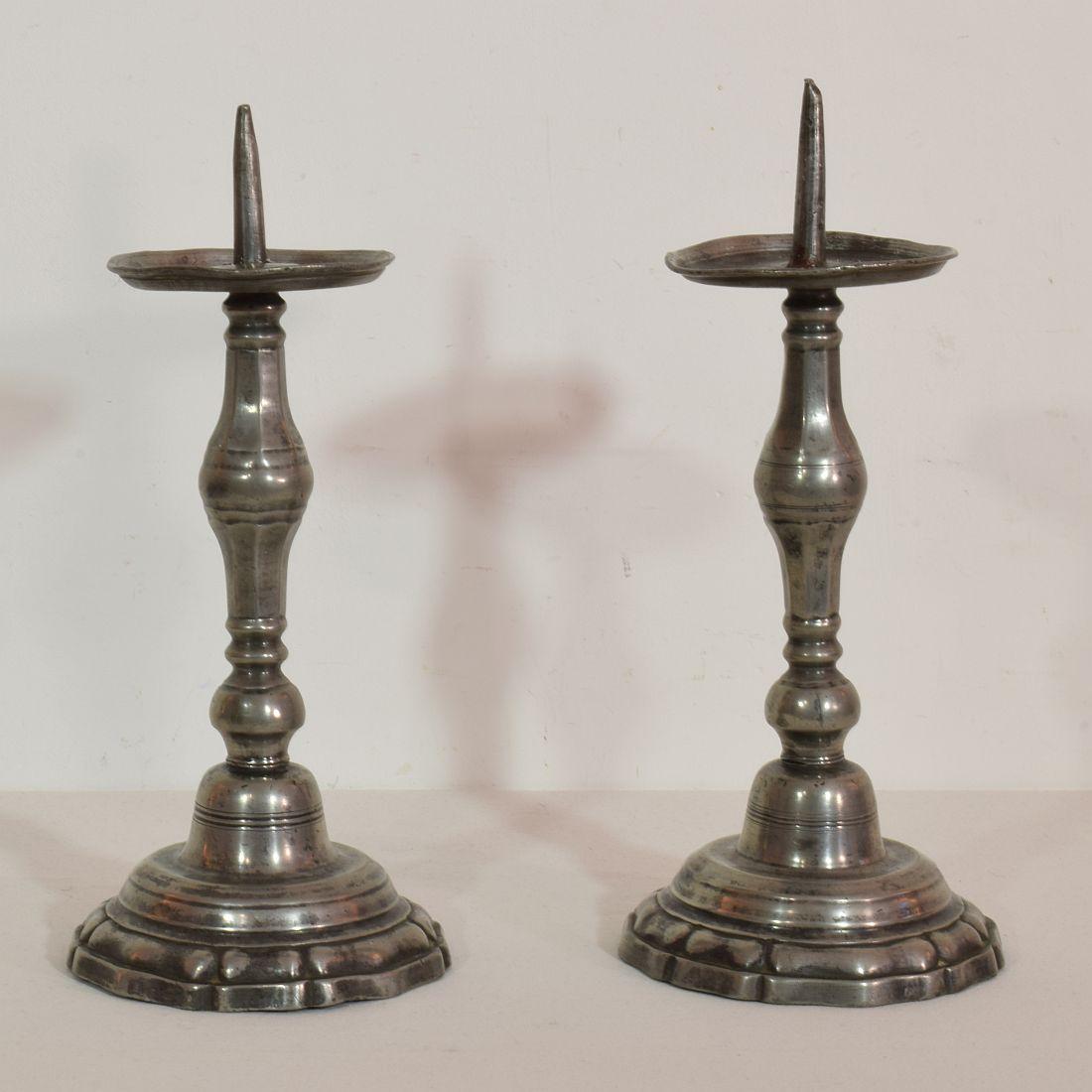 Pair of 18th Century French Pewter Candleholders In Good Condition In Buisson, FR