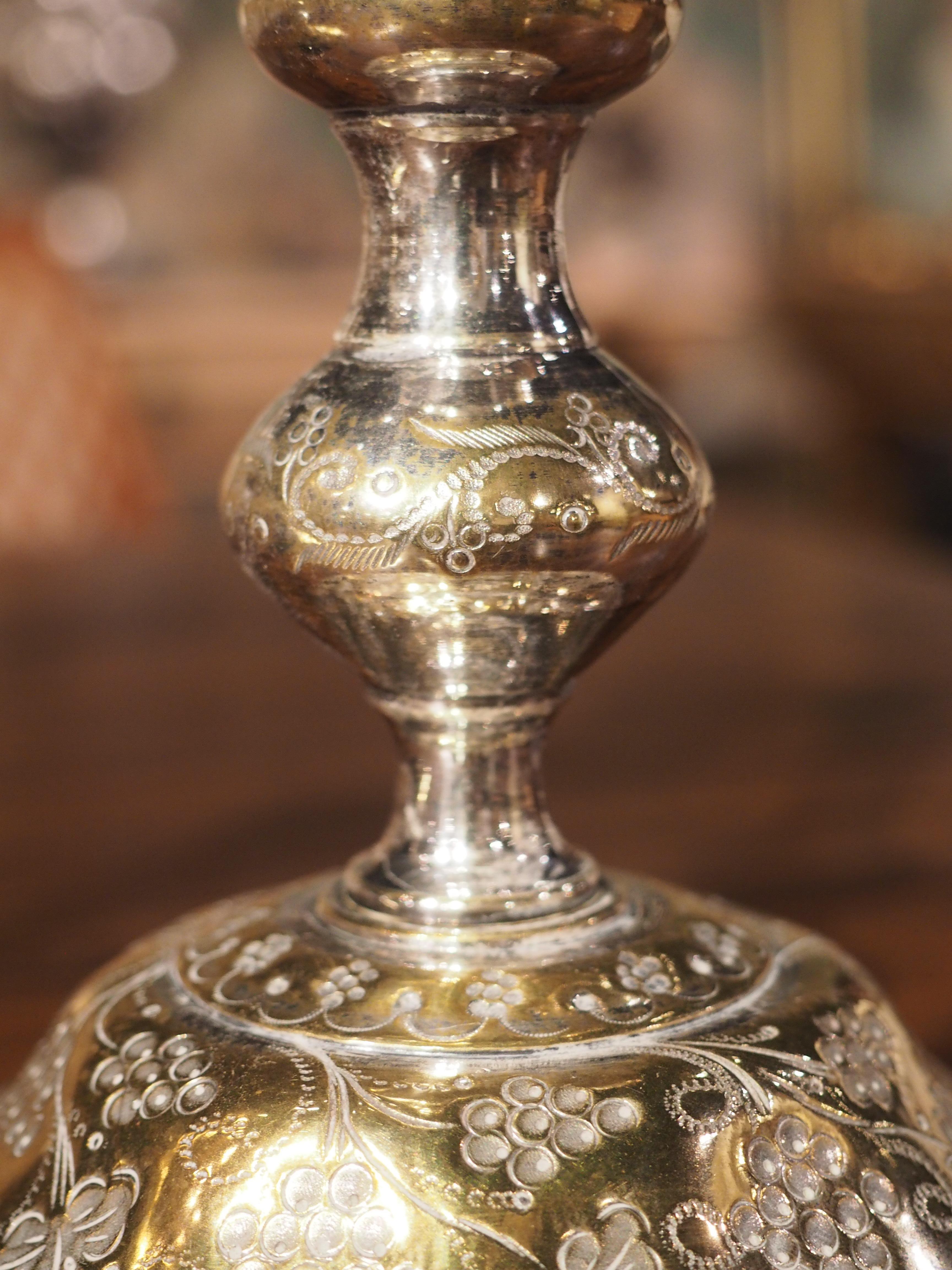 Paire de bougeoirs français en bronze argenté du 18ème siècle, motif de grappe de raisins en vente 1