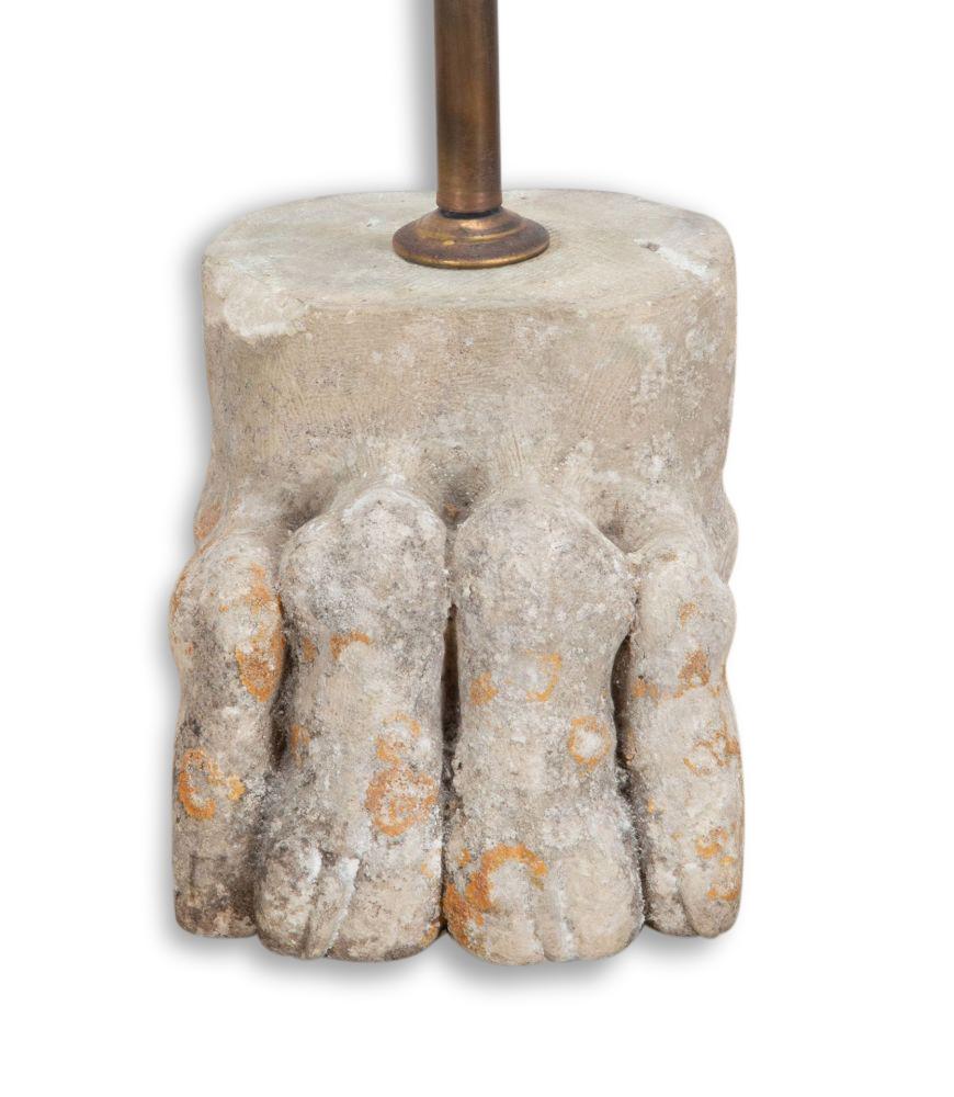 Une magnifique paire de pattes en pierre sculptée française du XVIIIe siècle, soigneusement transformée en lampe de table. 

Les pattes présentent encore des traces de lichen et une super patine. 

Les tiges en laiton antique, recâblées aux normes