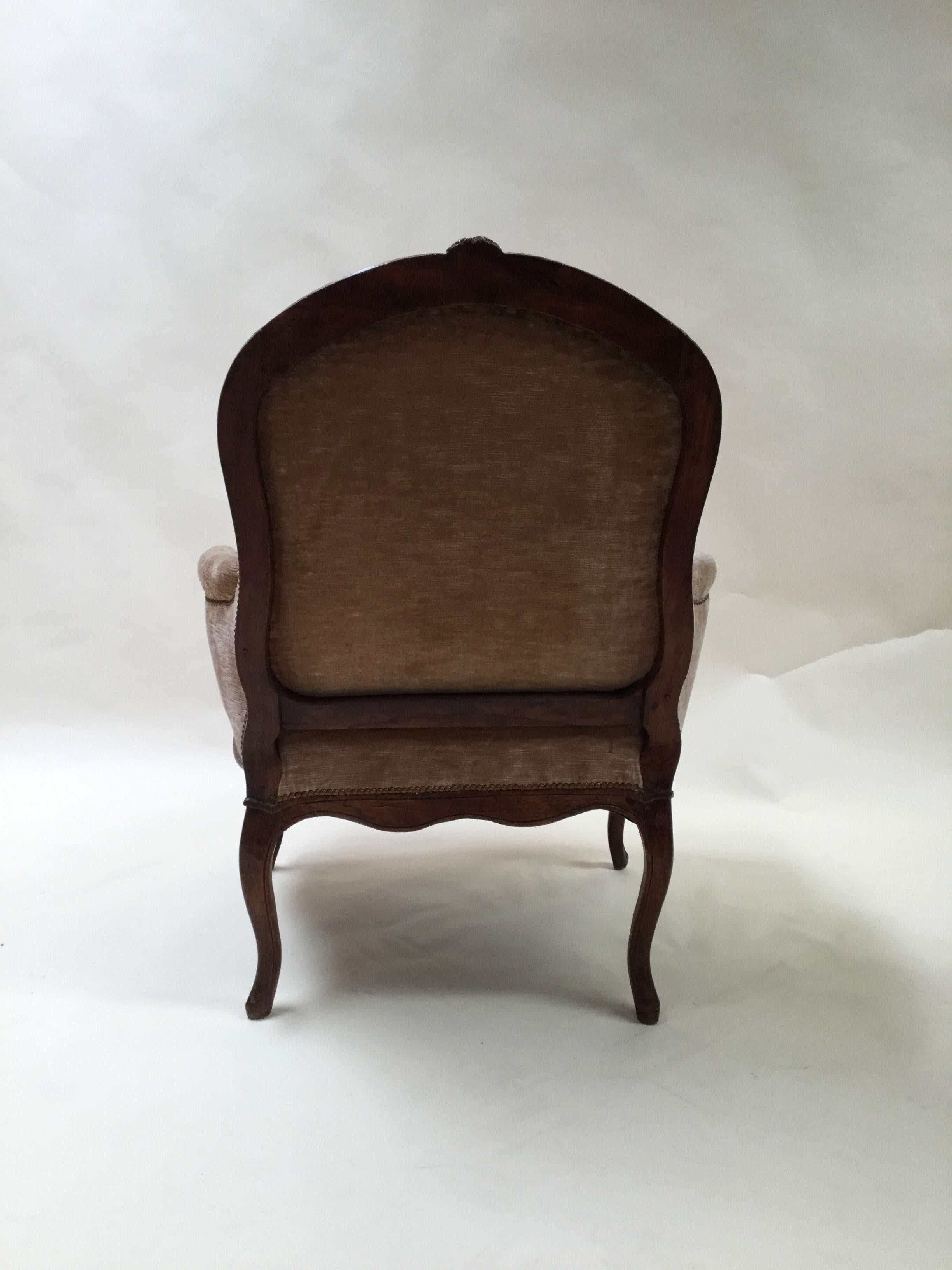 Pair of 18th Century French Walnut Bergere Chairs In Good Condition For Sale In San Francisco, CA