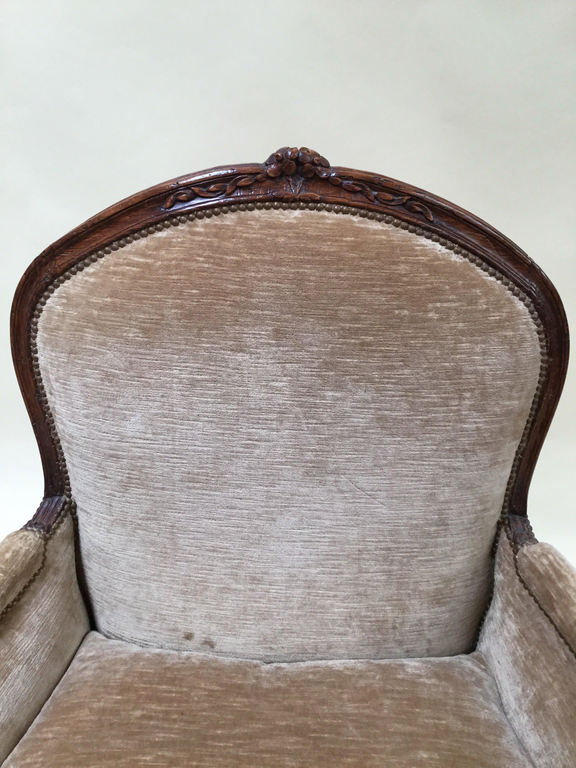 18th Century and Earlier Pair of 18th Century French Walnut Bergere Chairs For Sale