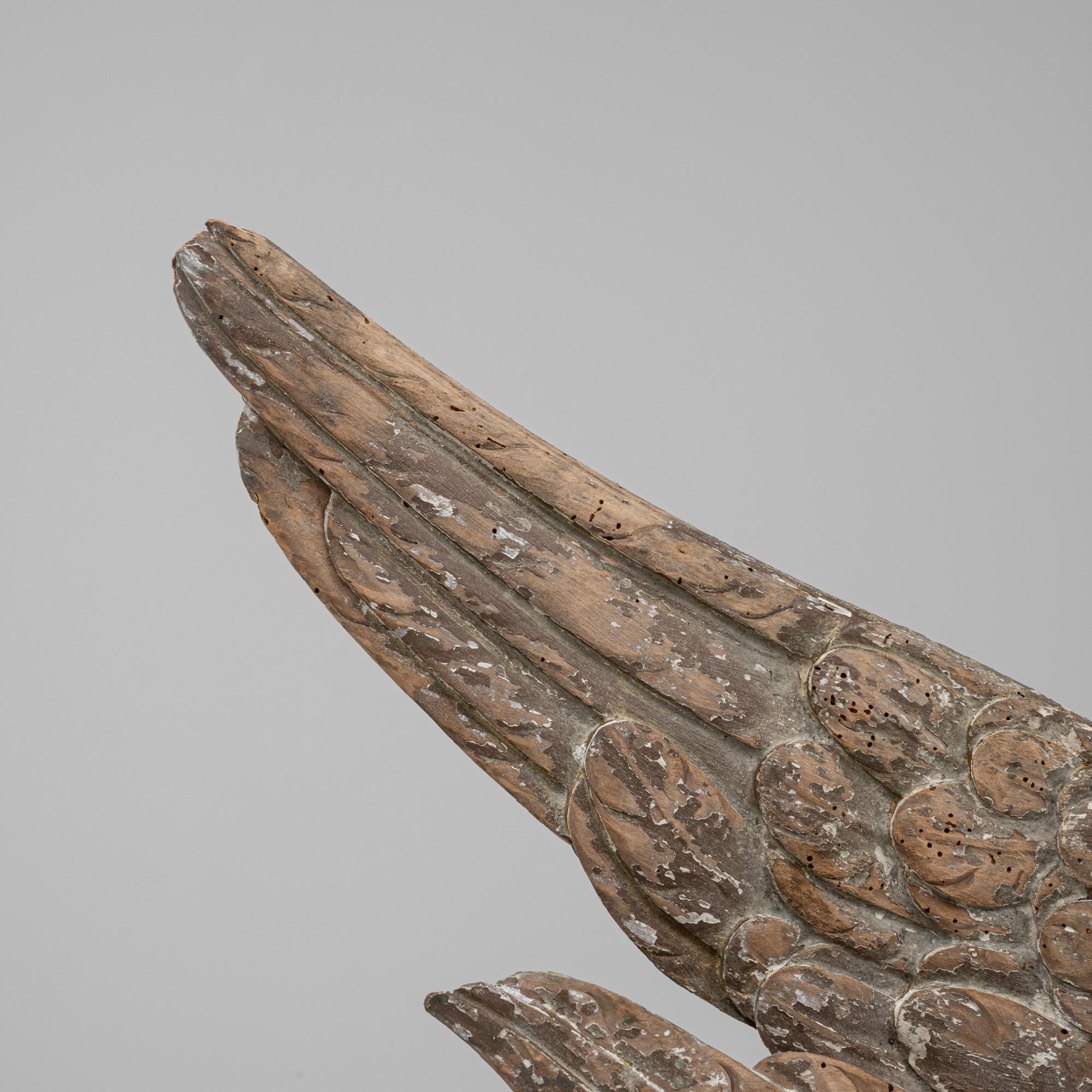 Coppia di angeli francesi in legno patinato del XVIII secolo su supporto in metallo in vendita 3