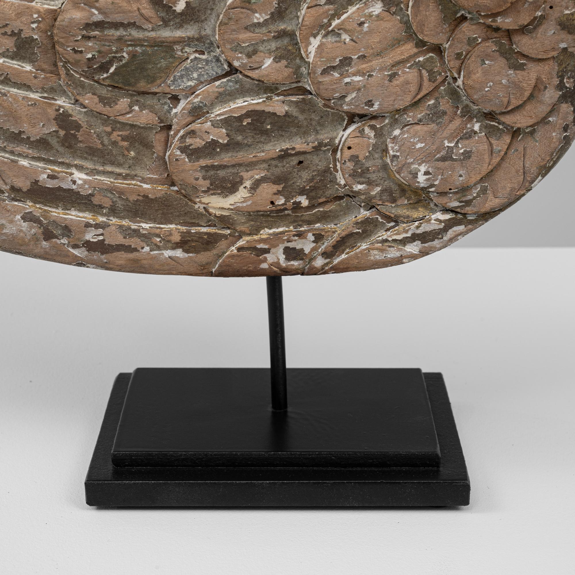 Coppia di angeli francesi in legno patinato del XVIII secolo su supporto in metallo in vendita 4