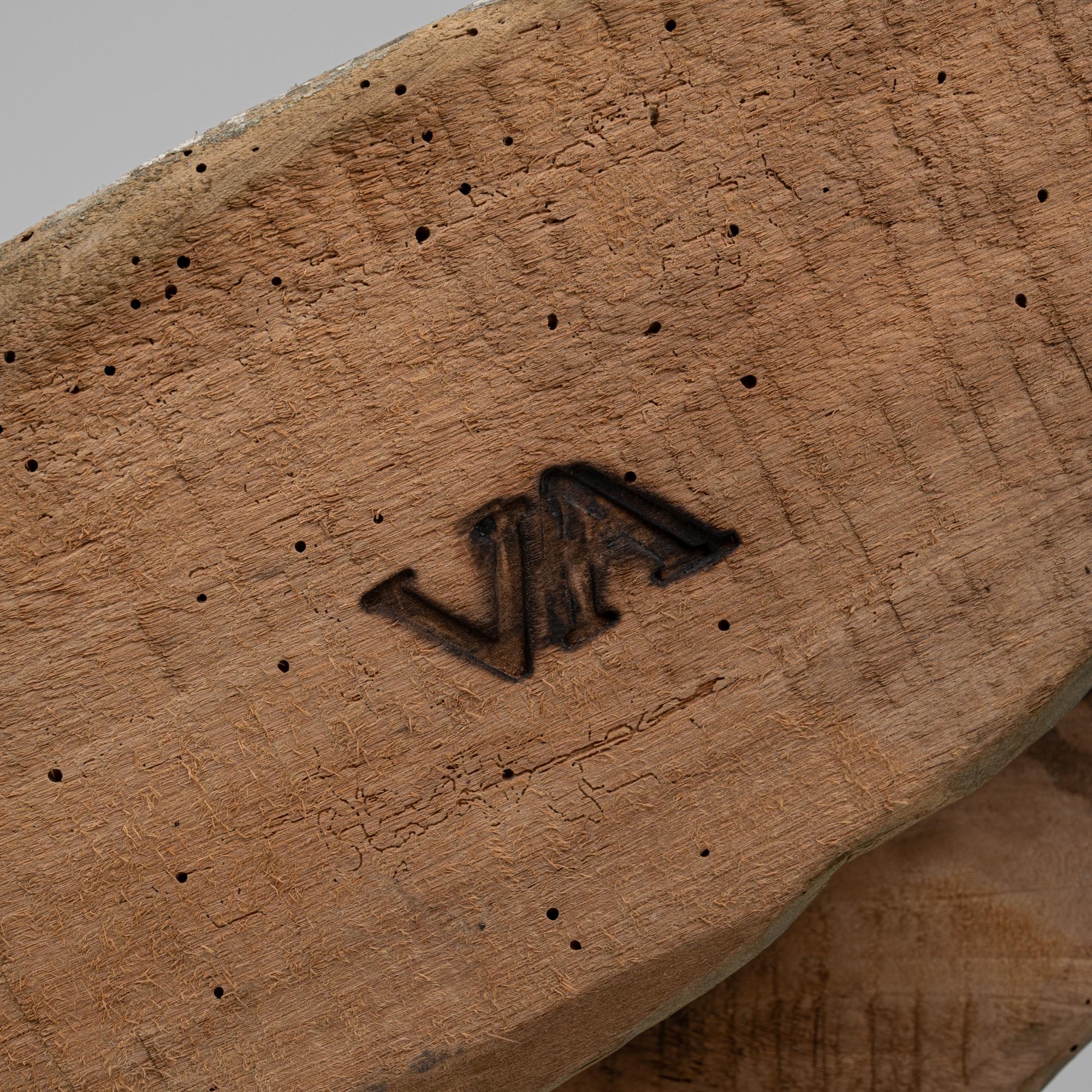 Coppia di angeli francesi in legno patinato del XVIII secolo su supporto in metallo in vendita 5