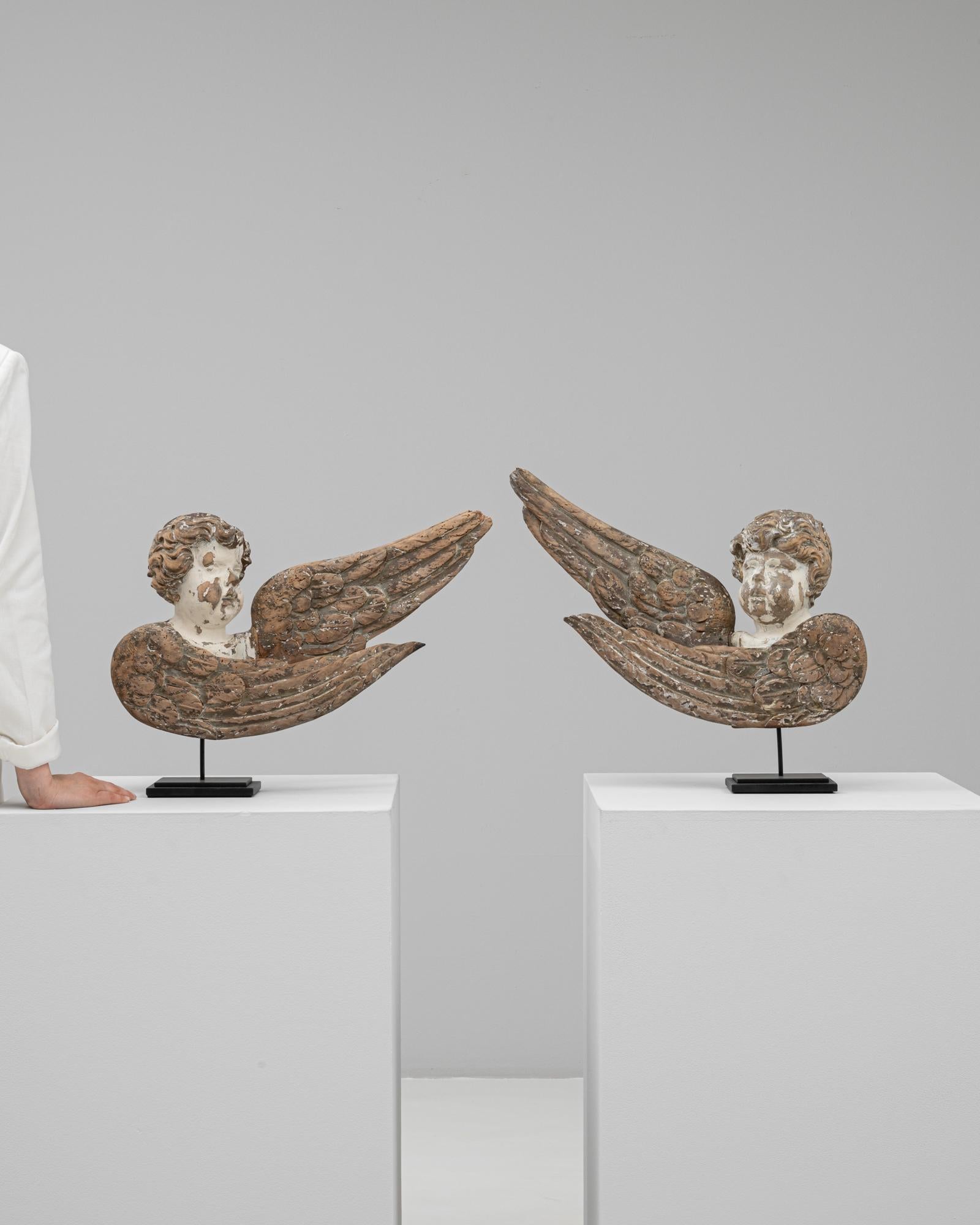 Francese Coppia di angeli francesi in legno patinato del XVIII secolo su supporto in metallo in vendita