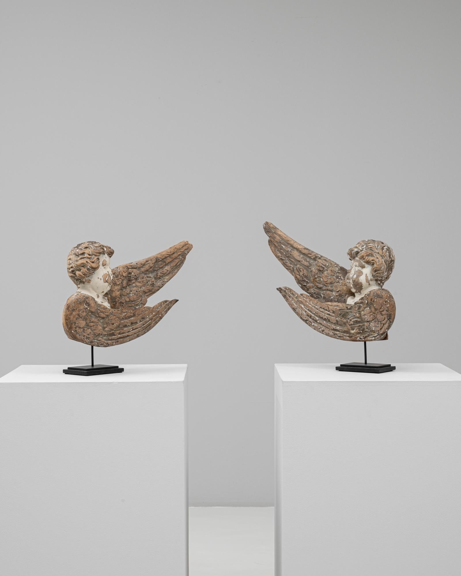 Patinato Coppia di angeli francesi in legno patinato del XVIII secolo su supporto in metallo in vendita