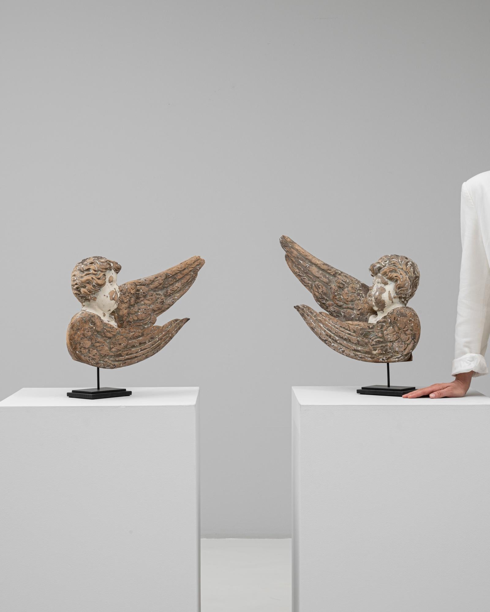 Coppia di angeli francesi in legno patinato del XVIII secolo su supporto in metallo In condizioni buone in vendita a High Point, NC