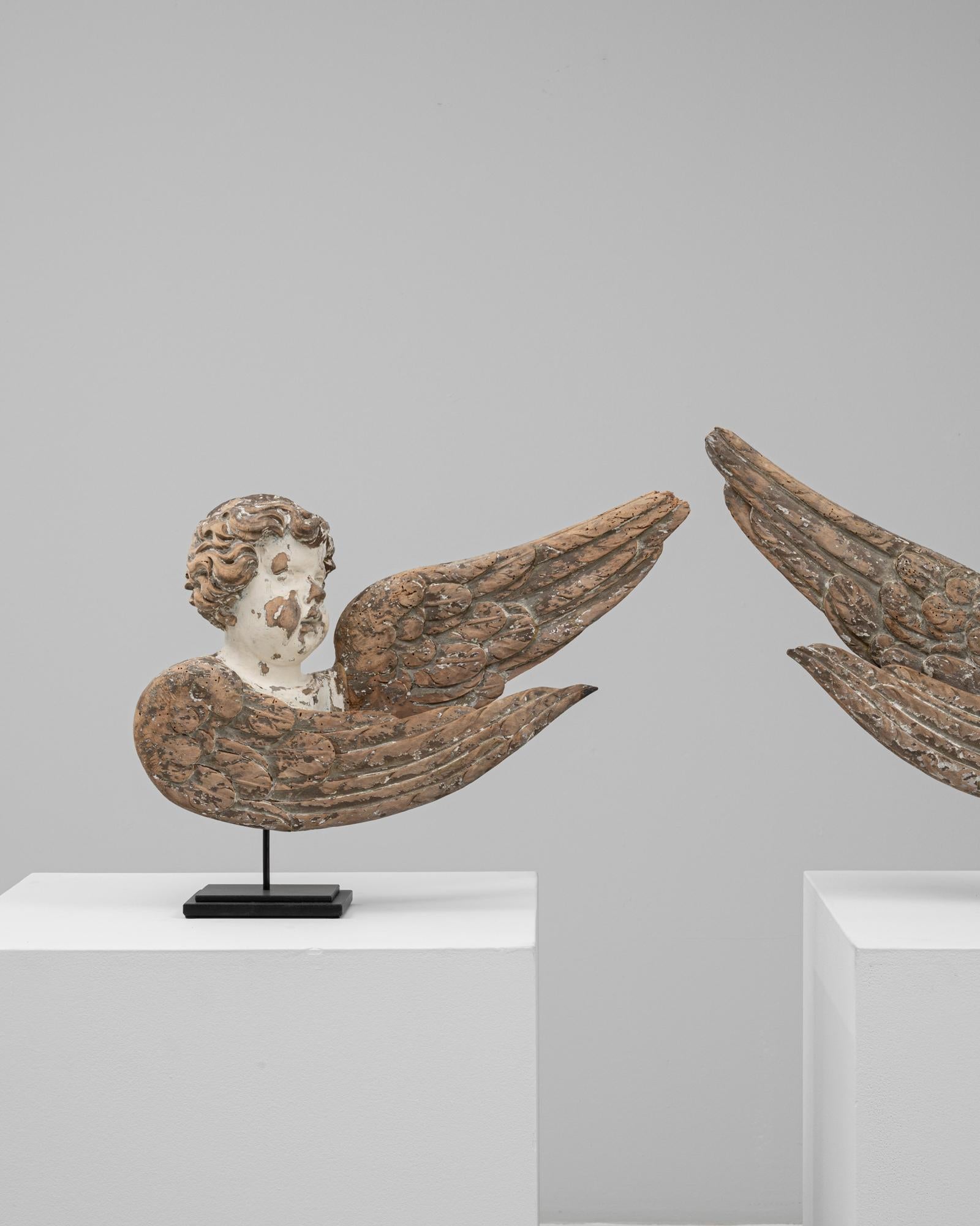 Fino al XVIII secolo Coppia di angeli francesi in legno patinato del XVIII secolo su supporto in metallo in vendita