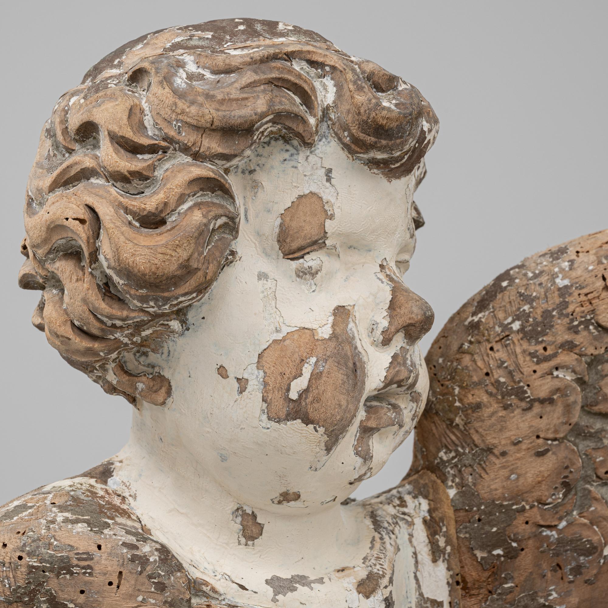 Coppia di angeli francesi in legno patinato del XVIII secolo su supporto in metallo in vendita 1