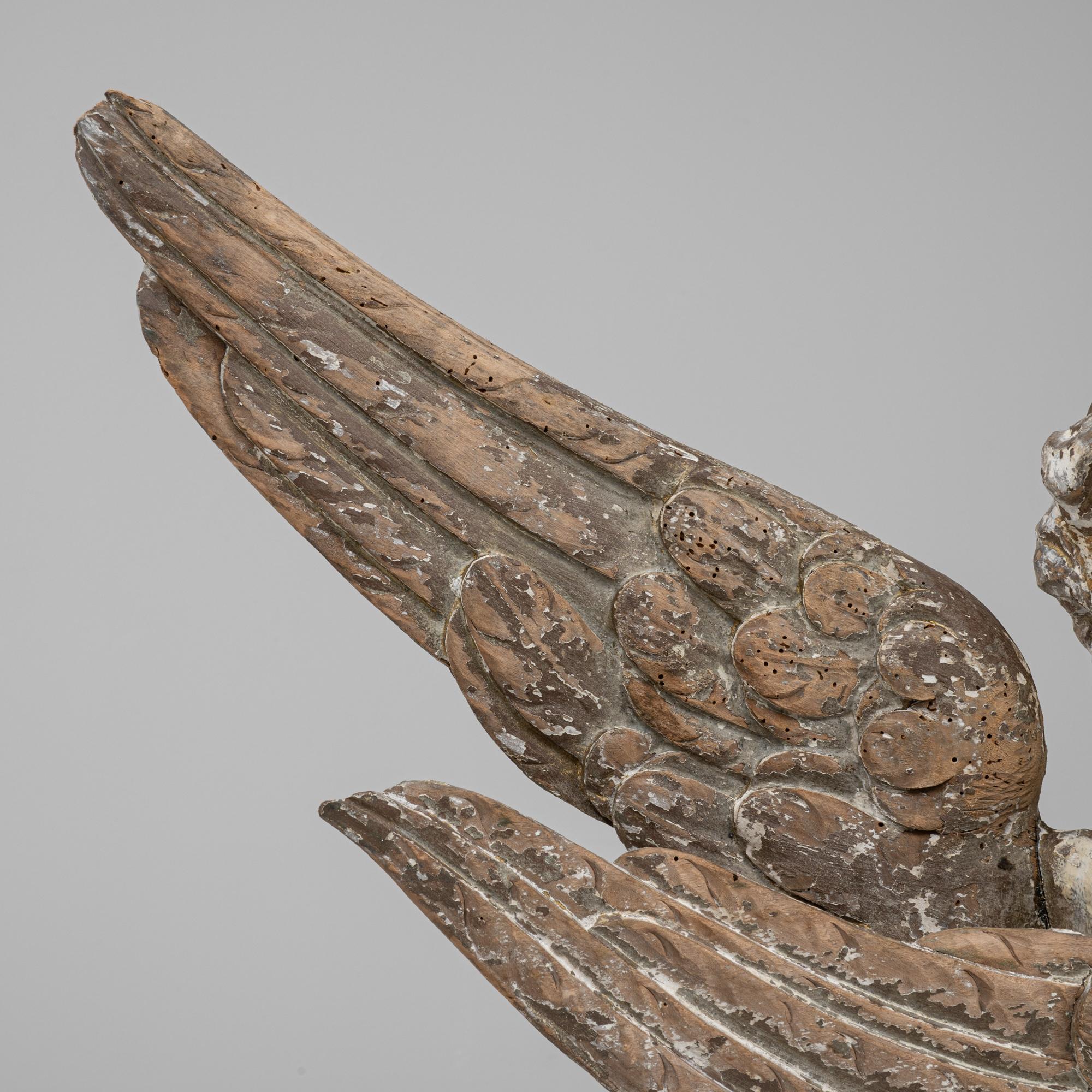 Coppia di angeli francesi in legno patinato del XVIII secolo su supporto in metallo in vendita 2