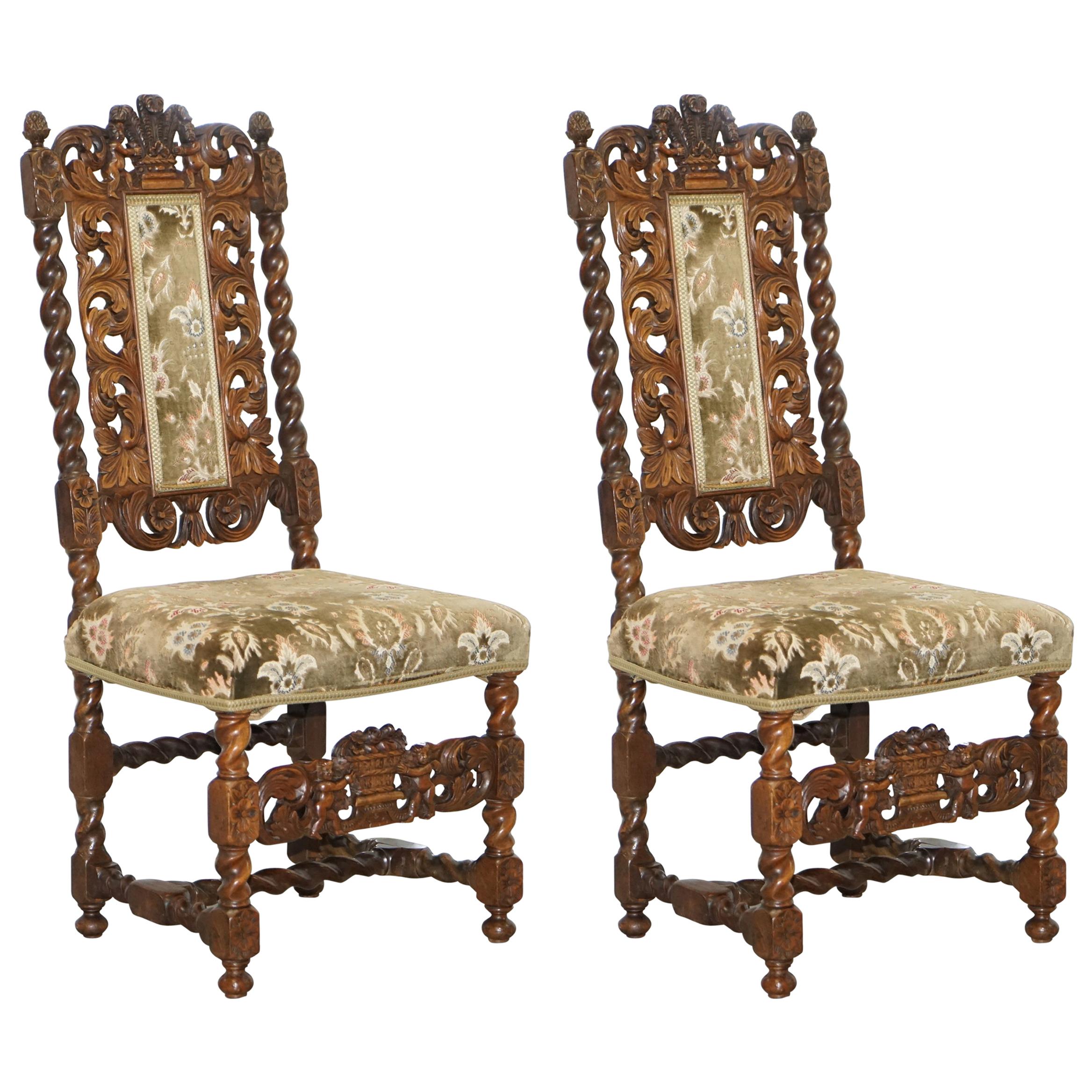 Paire de chaises en bois fruitier sculpté du 18ème siècle représentant des chérubins tenant une couronne et des fleurs