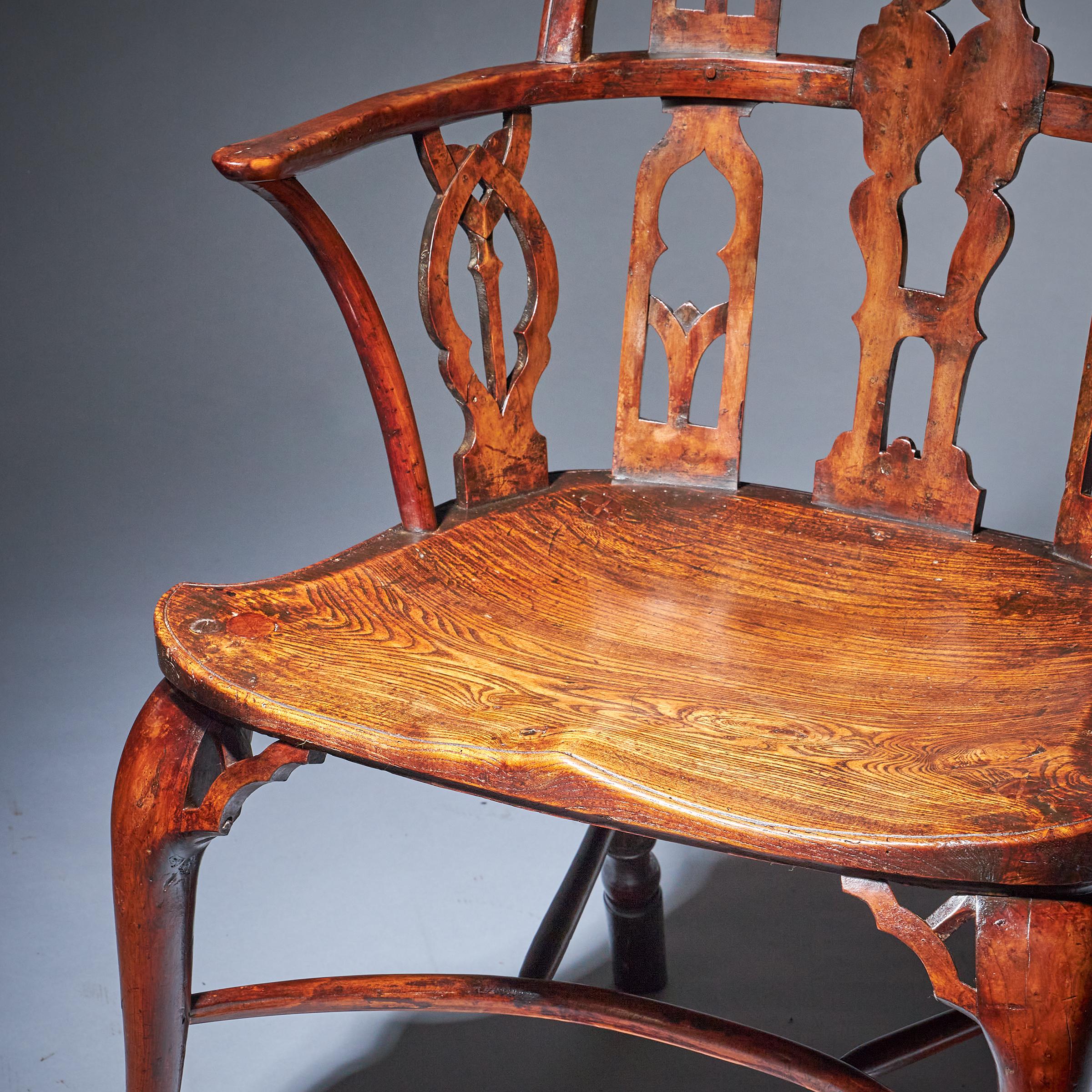 Anglais Paire de fauteuils Windsor en orme et if gothique du XVIIIe siècle de George II, vers 1760 en vente