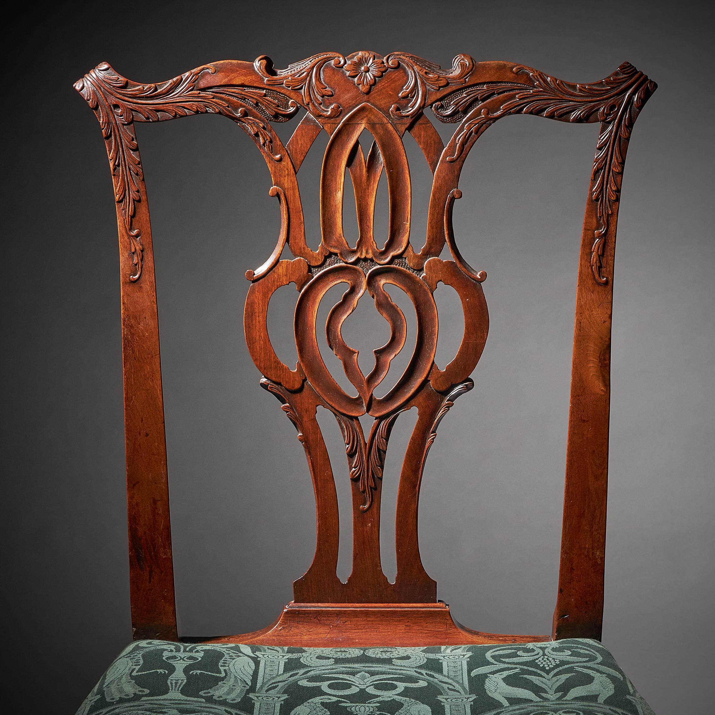Ein einfach prächtiges Paar geschnitzter Mahagoni-Stühle aus der Zeit von George III, um 1770. 



  