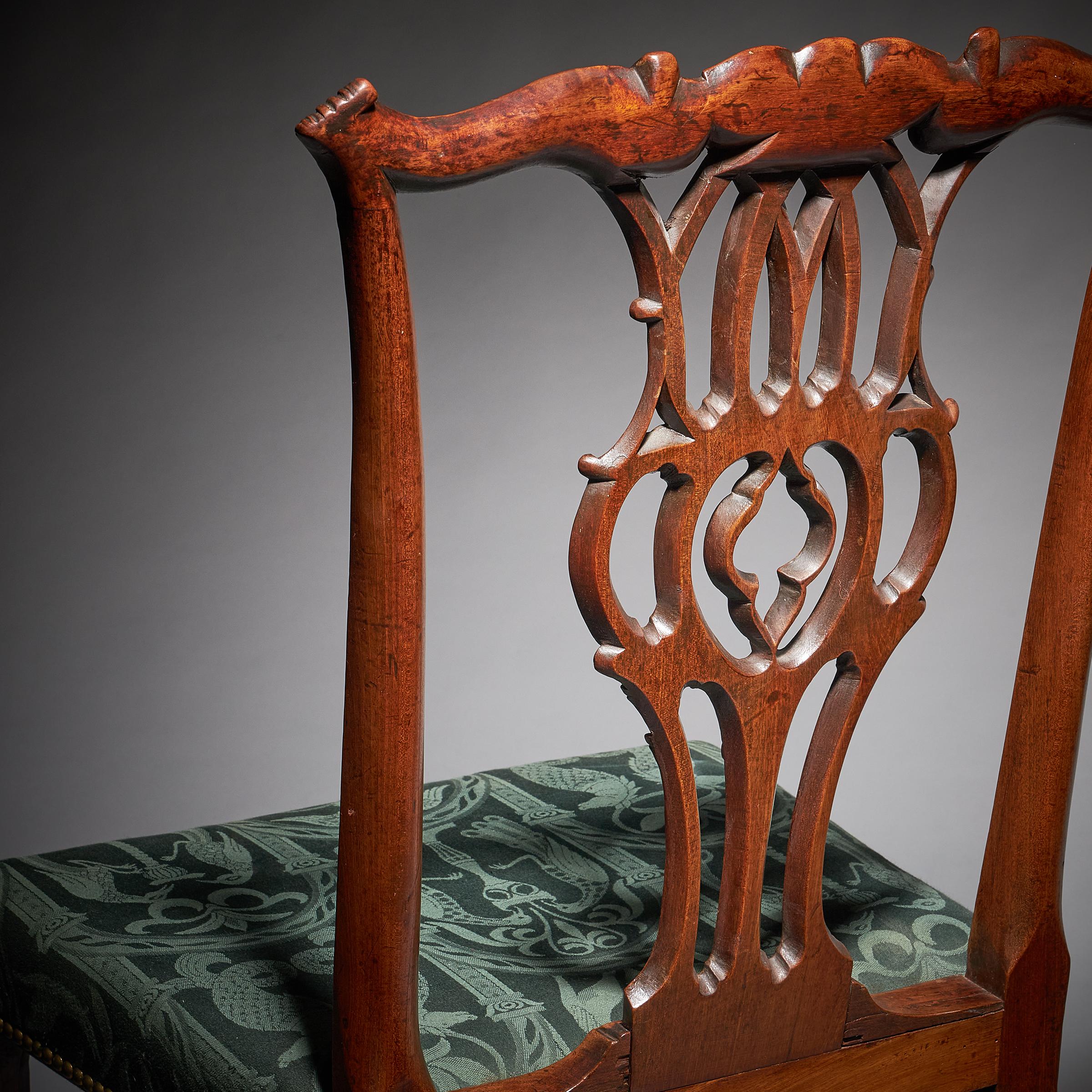 Paire de chaises Chippendale en acajou sculpté de style George III du 18ème siècle Bon état - En vente à Oxfordshire, United Kingdom