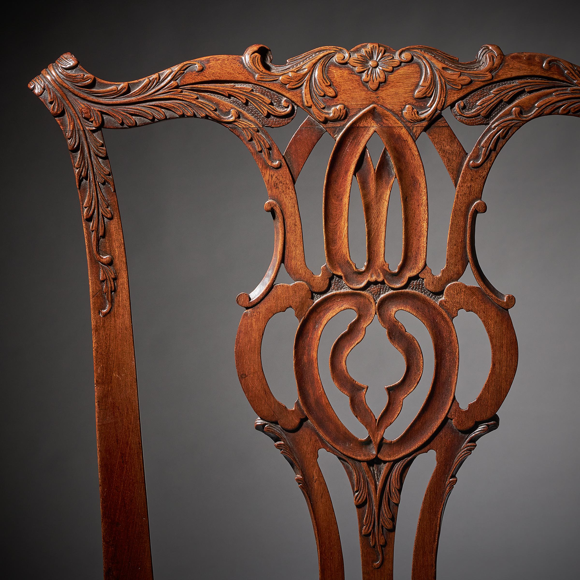 Paar geschnitzte Chippendale-Stühle aus Mahagoni im George-III-Stil des 18. Jahrhunderts (18. Jahrhundert und früher) im Angebot