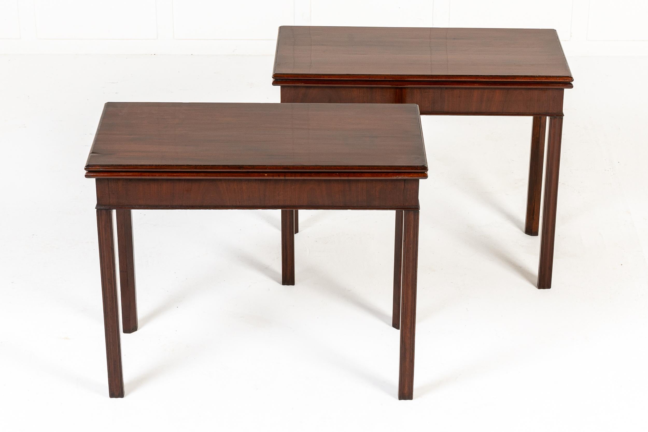 Paire de tables à cartes en acajou de la période George III, avec des pieds à double porte.

Ces tables ont des proportions fines et raffinées, suggérant un fabricant très expérimenté. Les plateaux rabattables reposent sur des pieds à double porte,