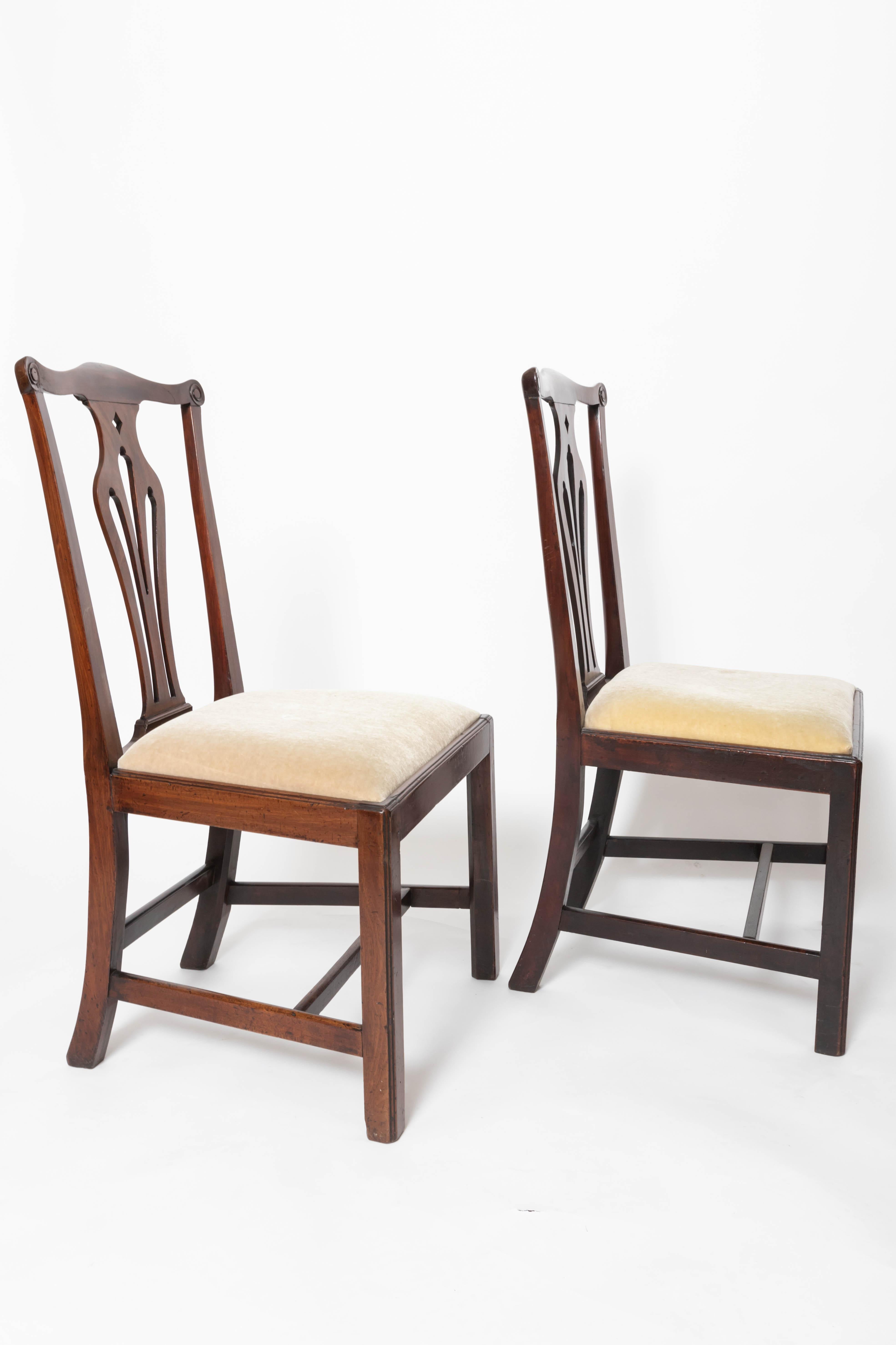 Hand-Crafted Pair of 18th Century George III Mahogany Side Chairs For Sale