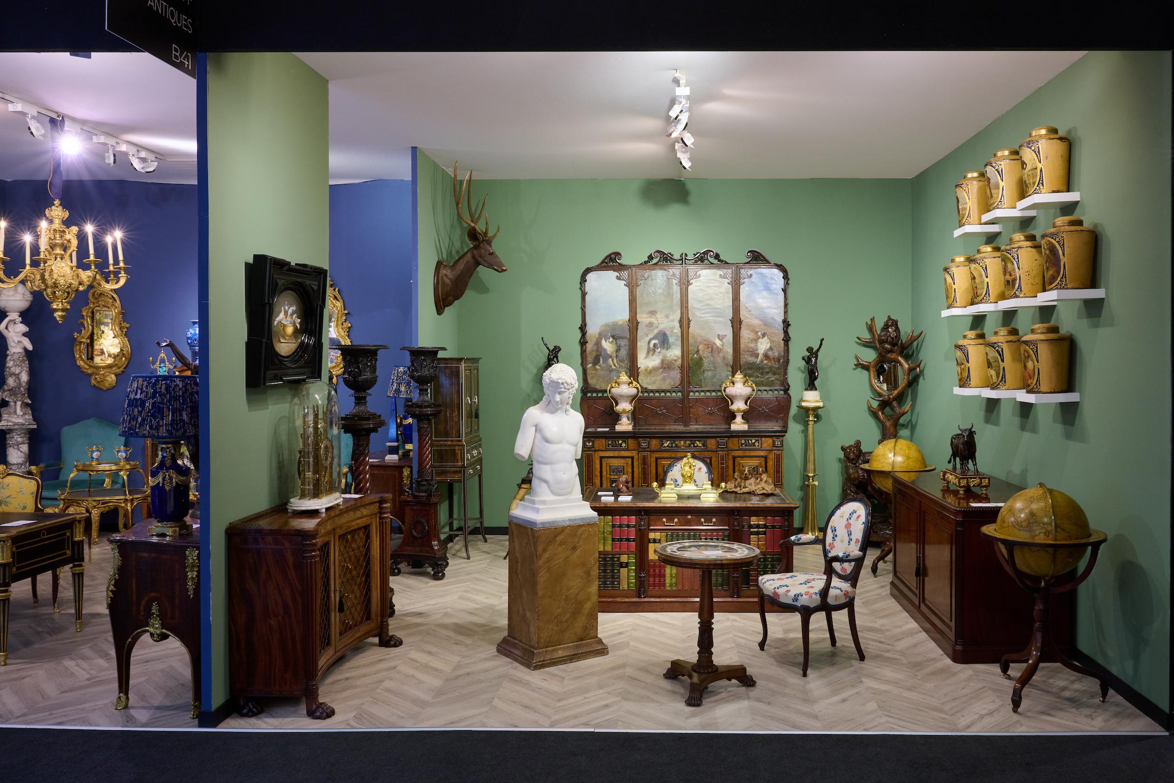 Pareja de Sillones de Caoba de la Época de Jorge III del Siglo XVIII con Tapicería Floral en venta 5