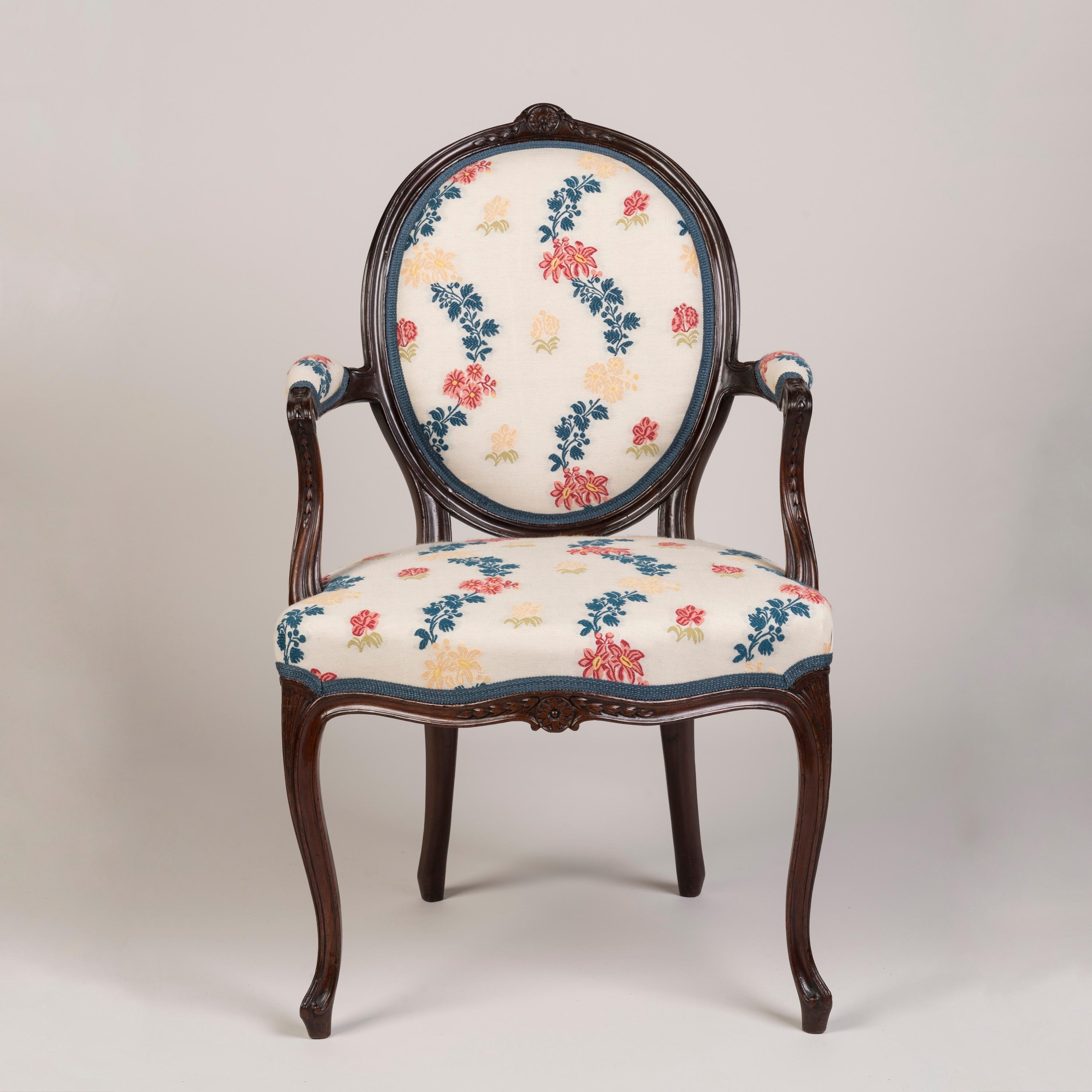 Pareja de relojes de época Jorge III 
Sillones de caoba

Diseñados según el gusto neoclásico promovido por arquitectos y diseñadores como Robert Adam, este par de sillones abiertos están tallados en caoba con respaldos ovalados acolchados coronados