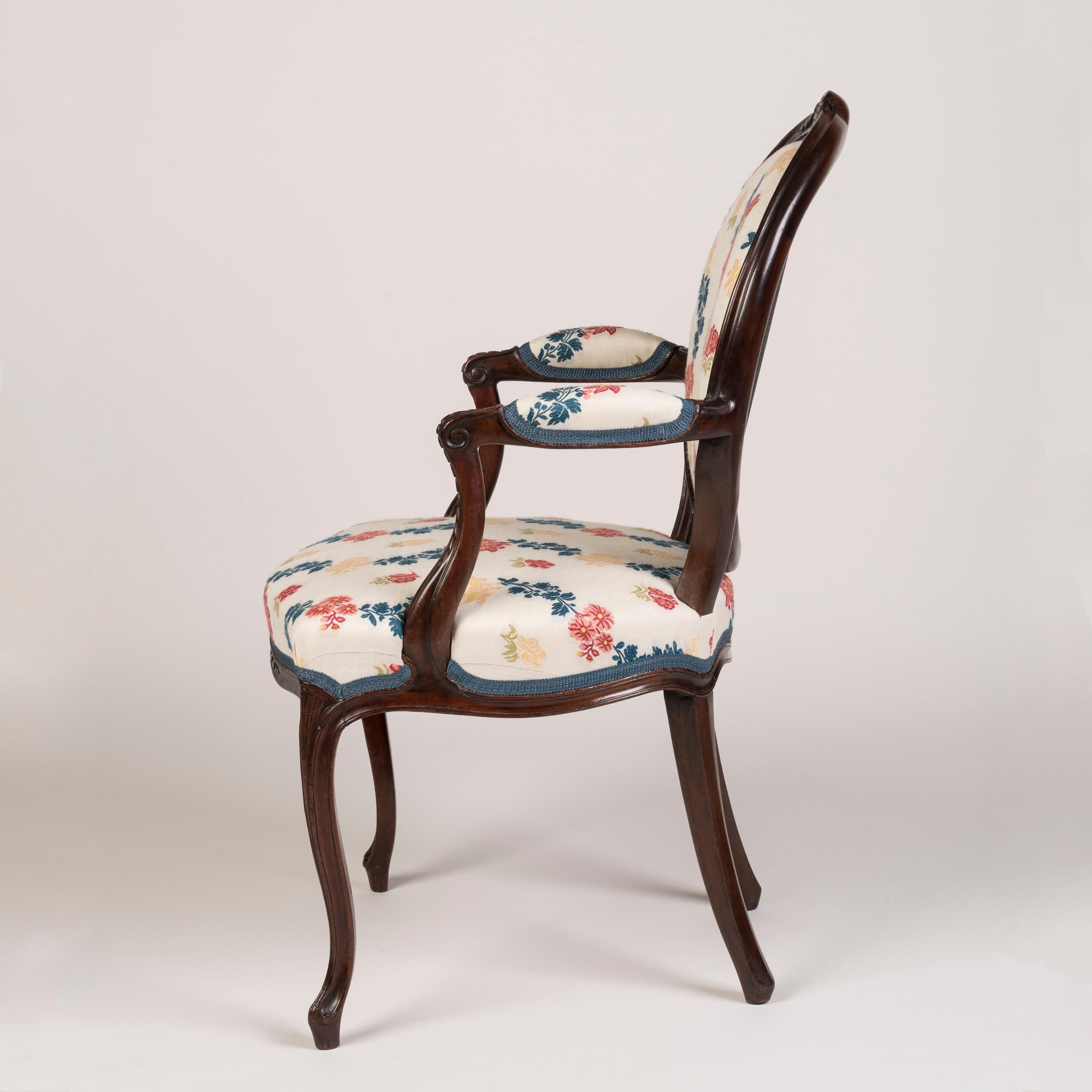 Pareja de Sillones de Caoba de la Época de Jorge III del Siglo XVIII con Tapicería Floral Inglés en venta