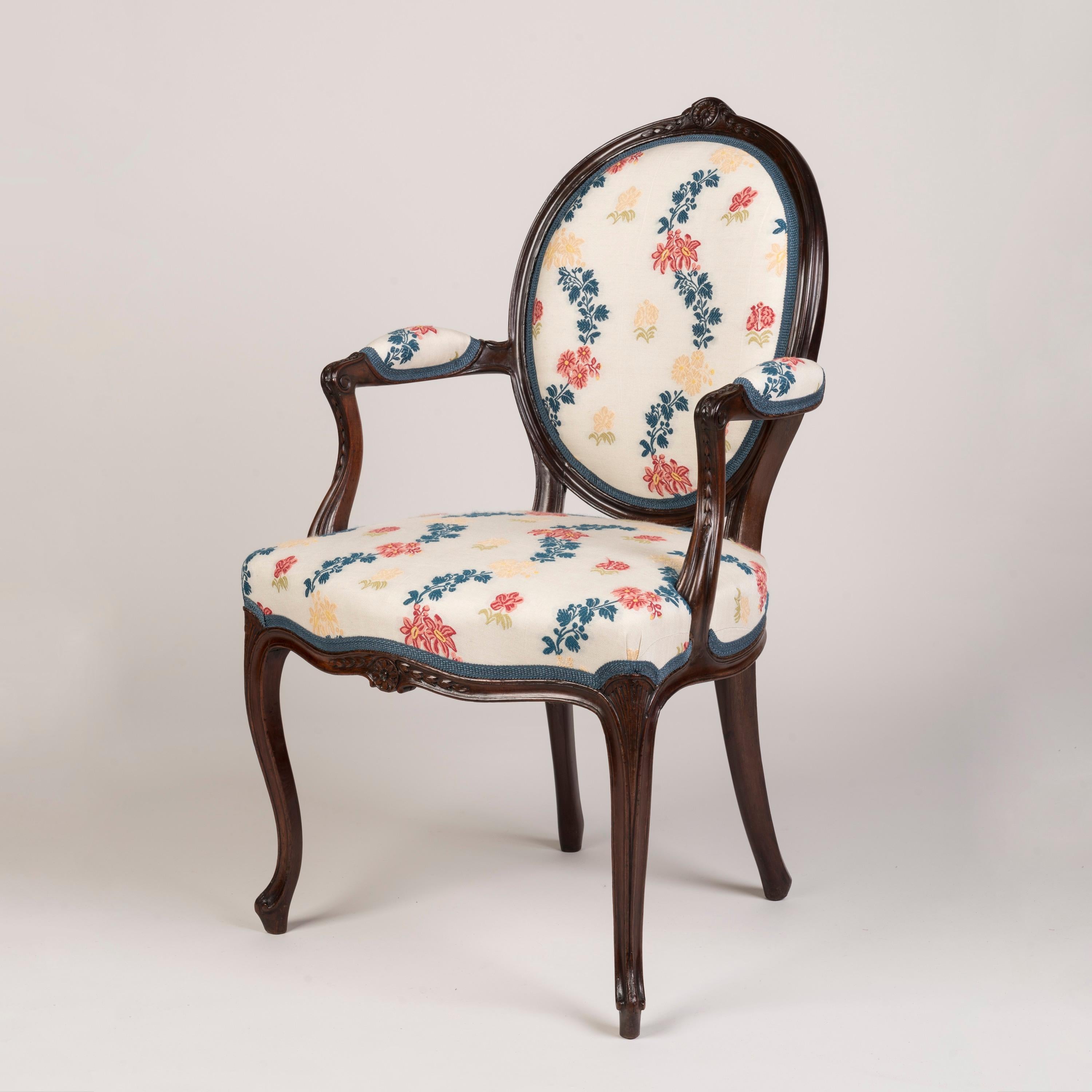 Pareja de Sillones de Caoba de la Época de Jorge III del Siglo XVIII con Tapicería Floral siglo XVIII y antes en venta