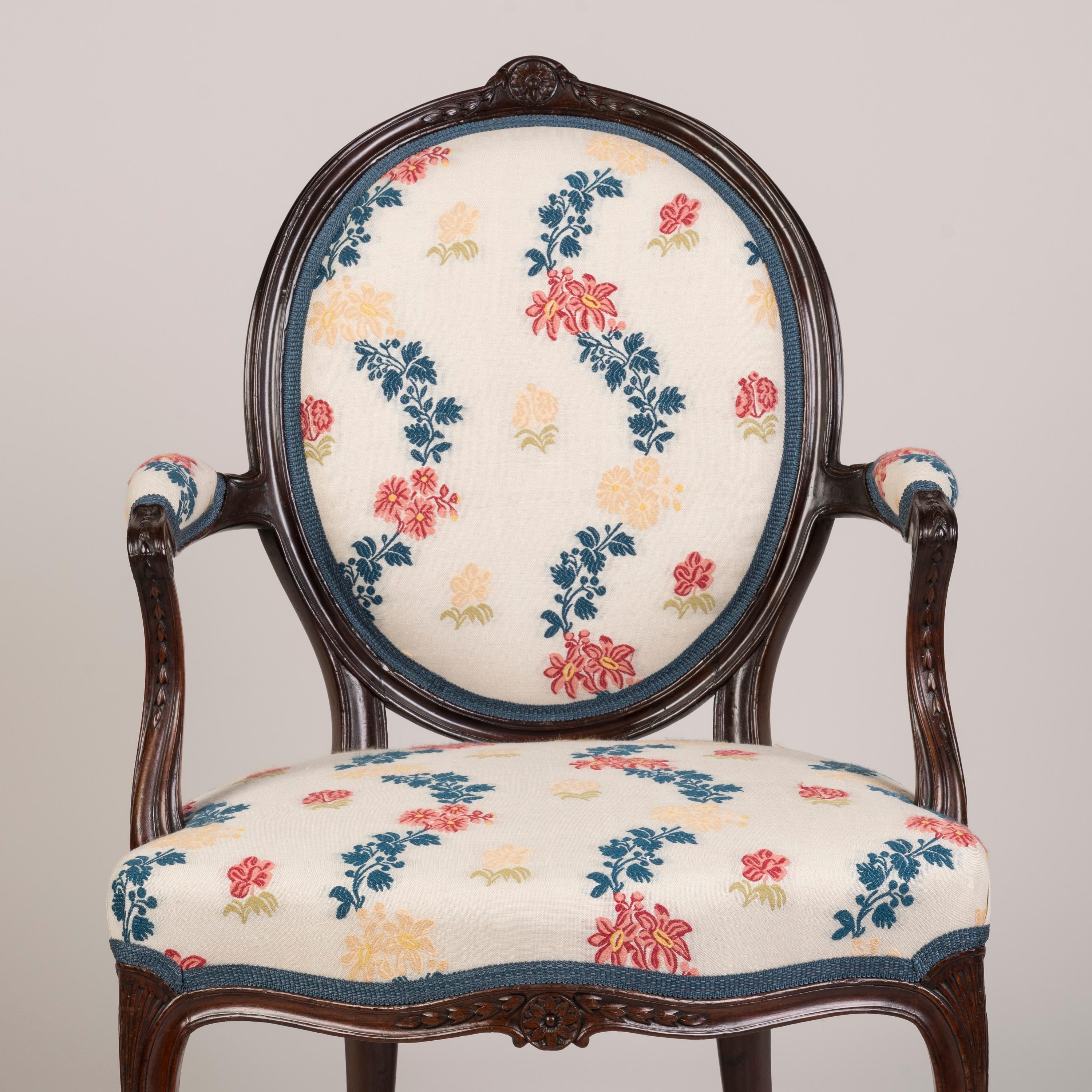 Pareja de Sillones de Caoba de la Época de Jorge III del Siglo XVIII con Tapicería Floral en venta 1