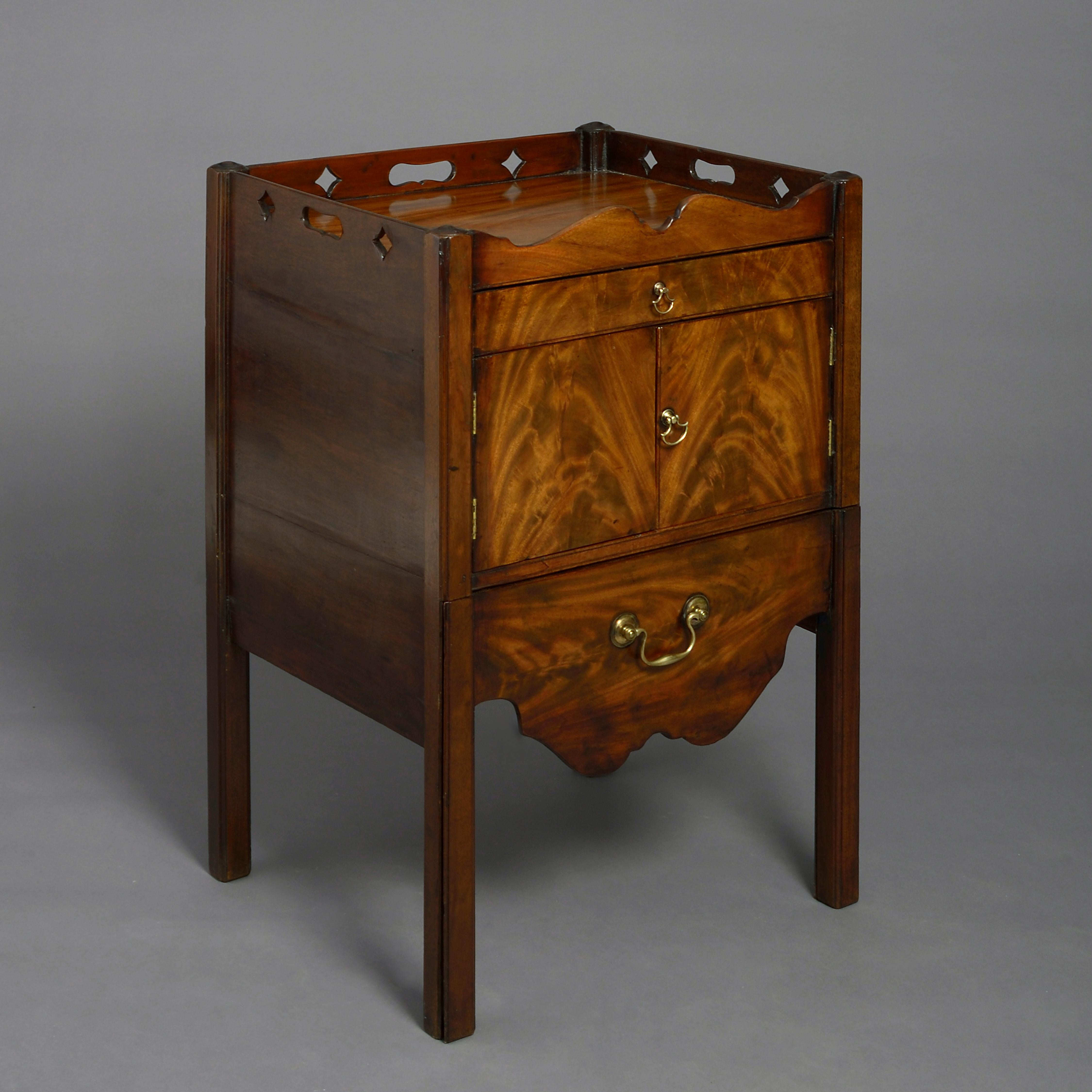 Pair of 18th Century George III Period Mahogany Bedside Cabinets In Good Condition In London, GB